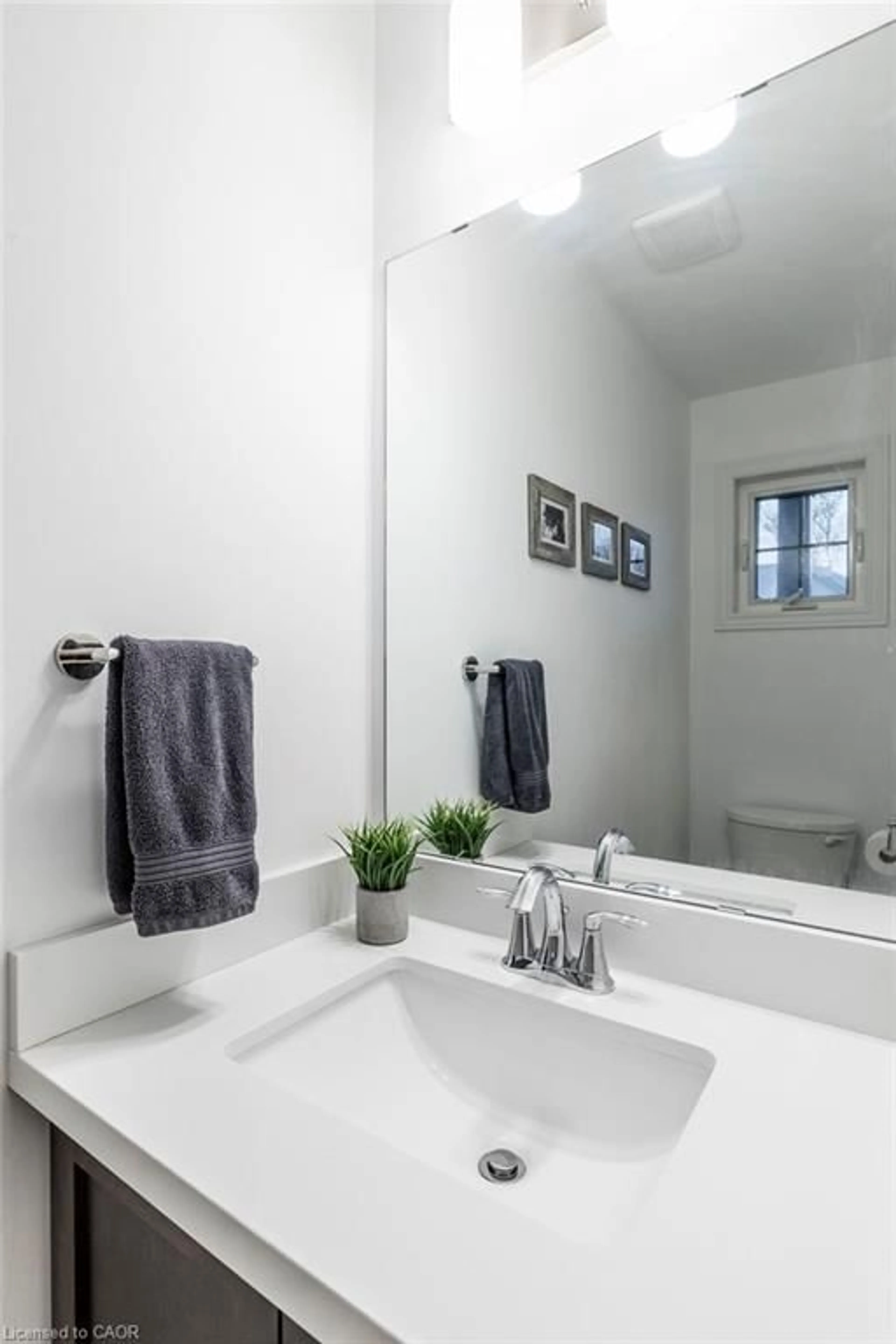 Contemporary bathroom, ceramic/tile floor for 70 Dennis Dr, Smithville Ontario L0R 2A0