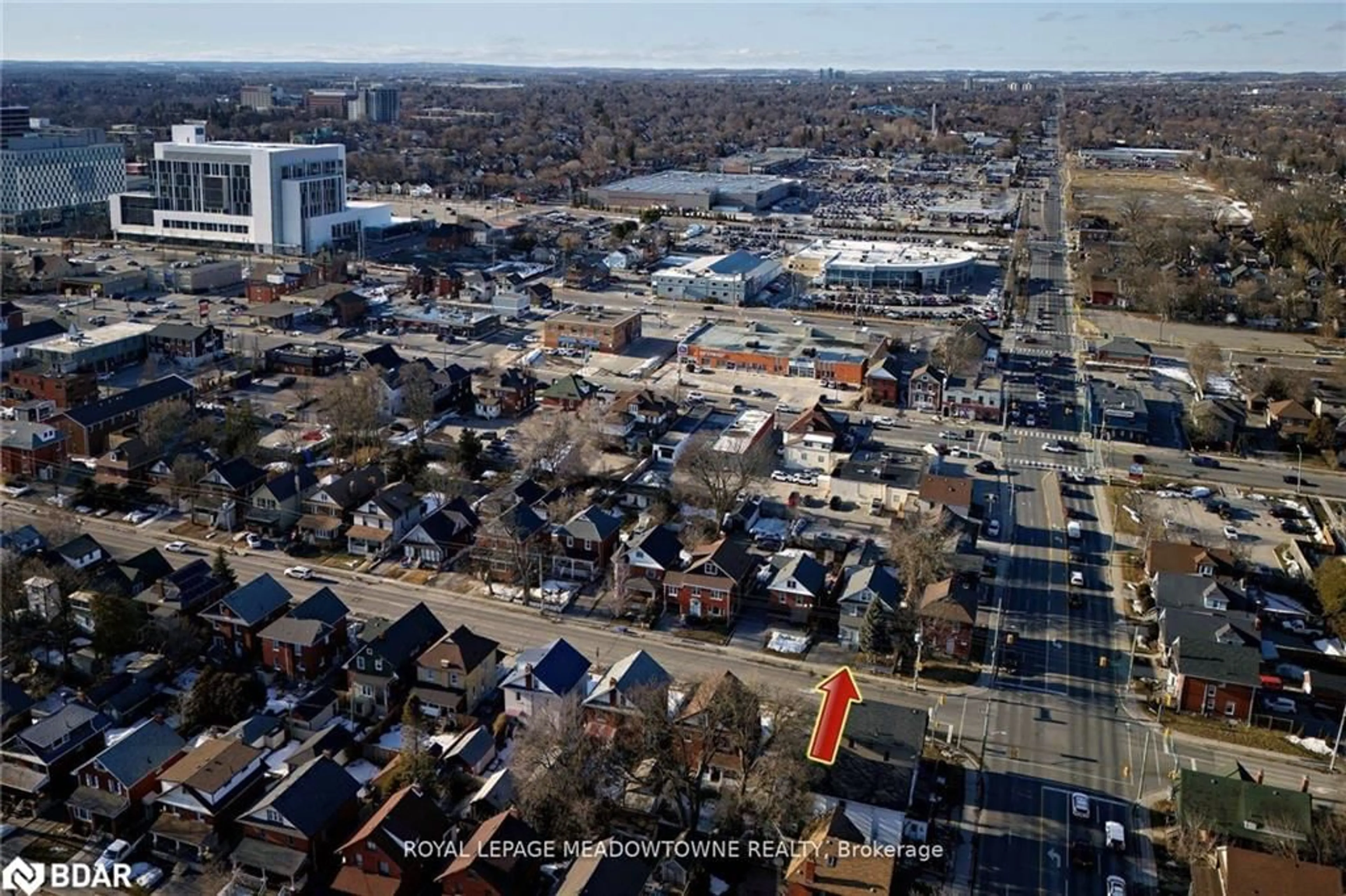 A pic from outside/outdoor area/front of a property/back of a property/a pic from drone, street for 260 Athol St #E, Oshawa Ontario L1H 1K3