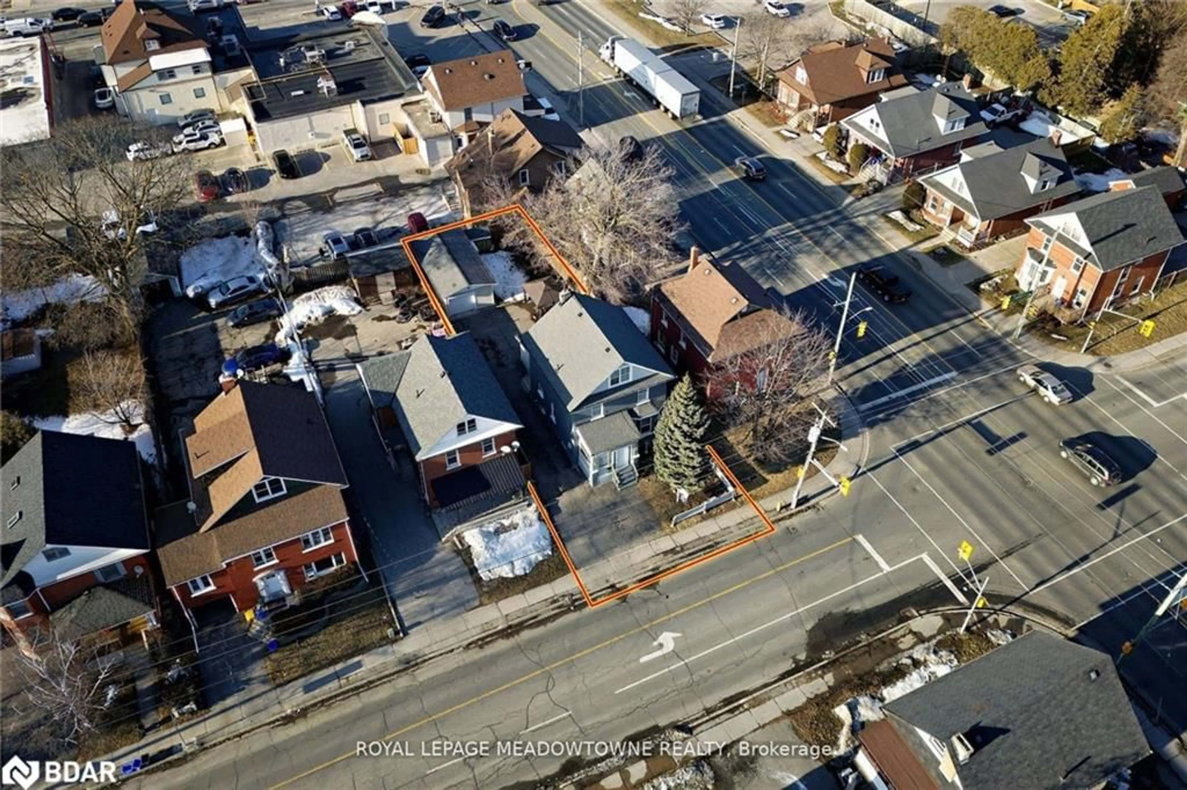 A pic from outside/outdoor area/front of a property/back of a property/a pic from drone, street for 260 Athol St #E, Oshawa Ontario L1H 1K3