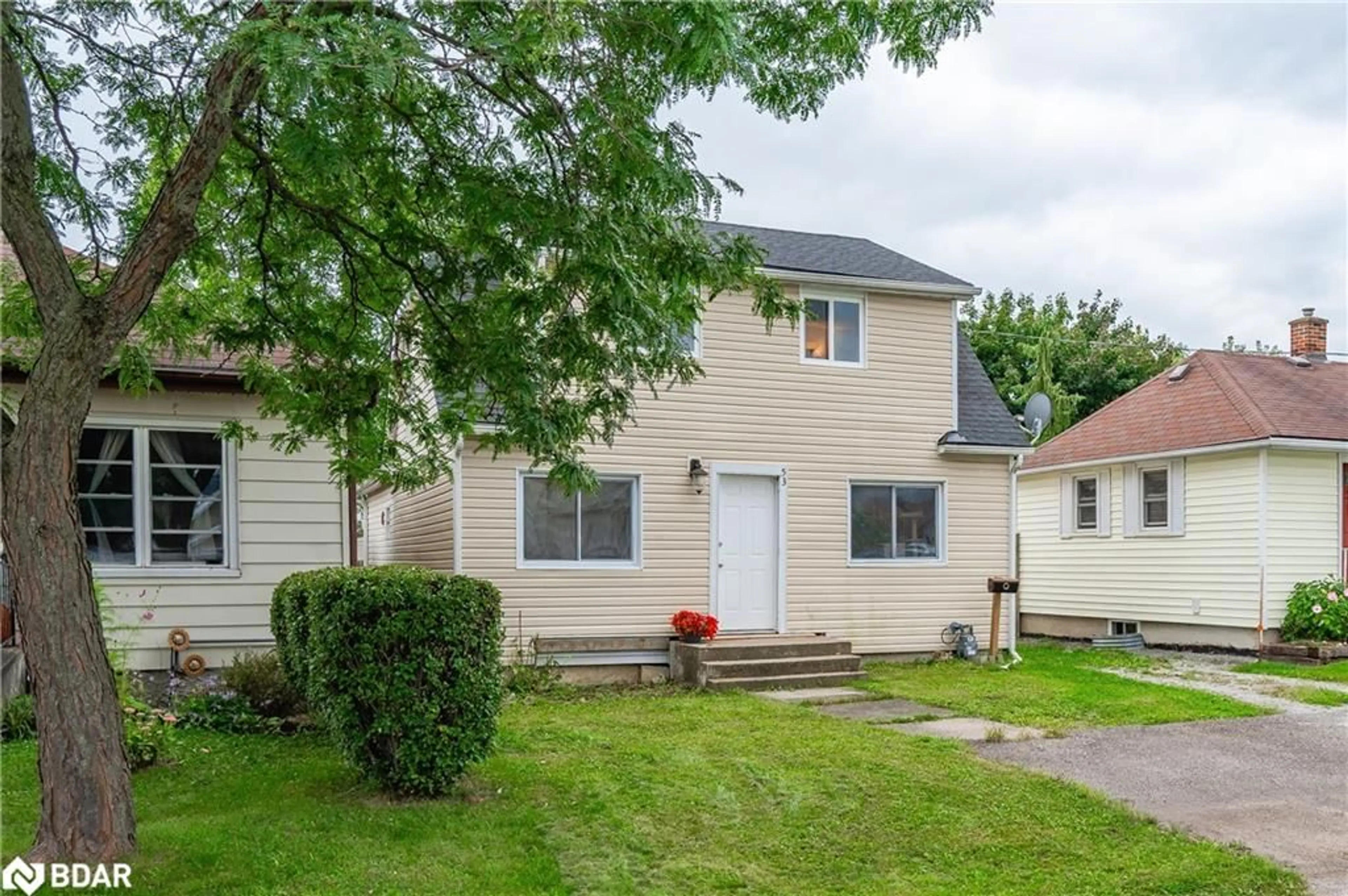 Home with vinyl exterior material, street for 53 Kinsey St, St. Catharines Ontario L2S 1E2