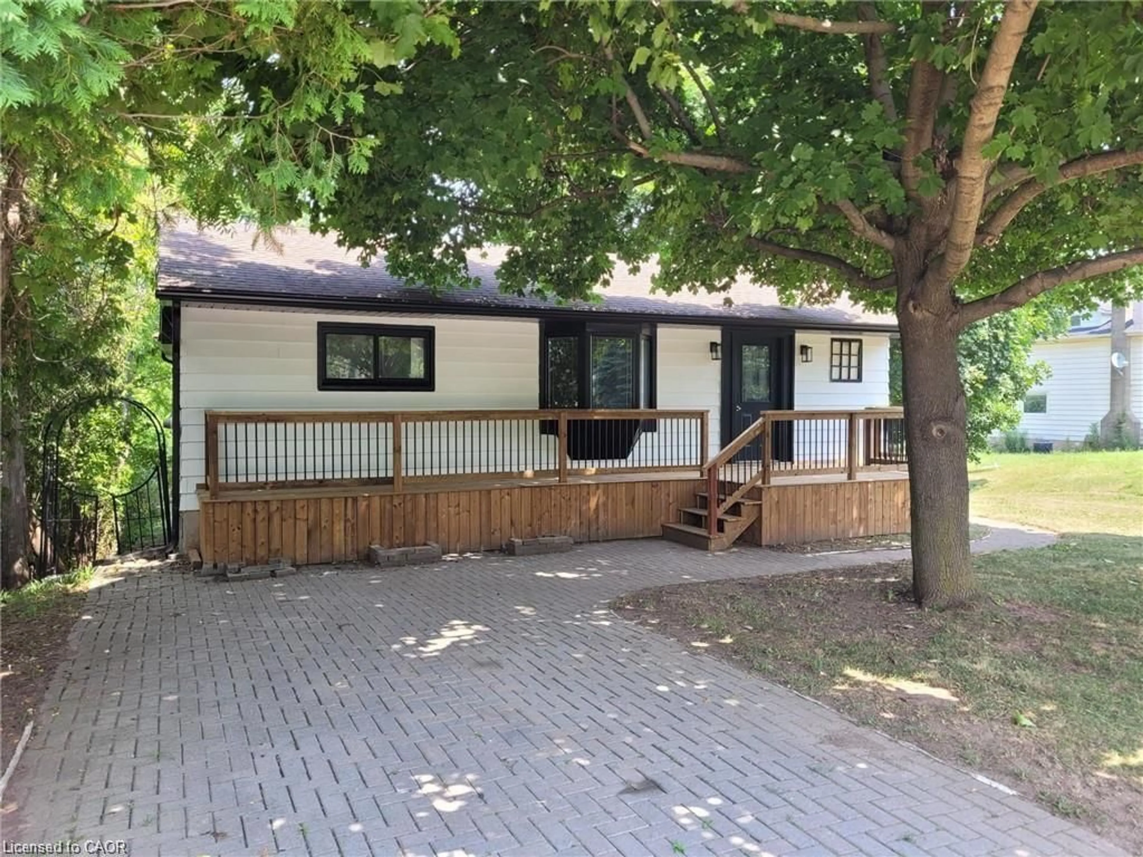 A pic from outside/outdoor area/front of a property/back of a property/a pic from drone, street for 1071 Hwy 8, Stoney Creek Ontario L8E 5H8