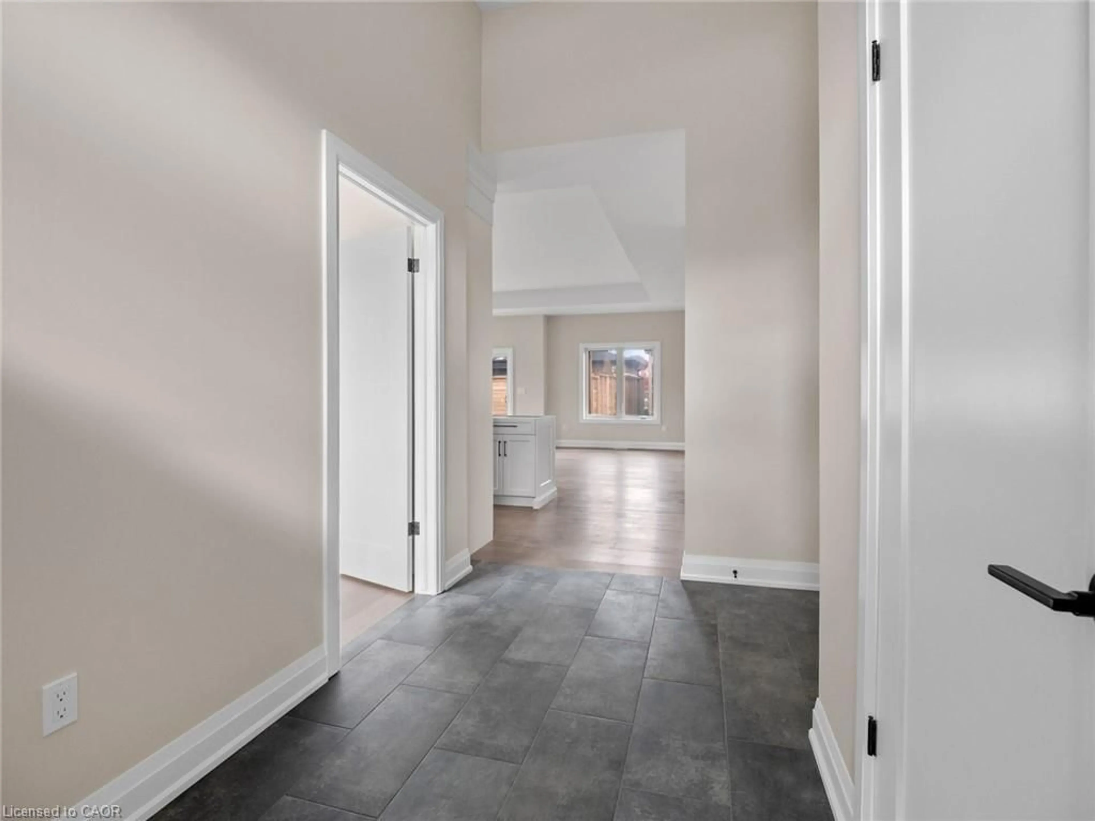 Indoor entryway for 118 Willowbrook Dr, Welland Ontario L3C 0G2