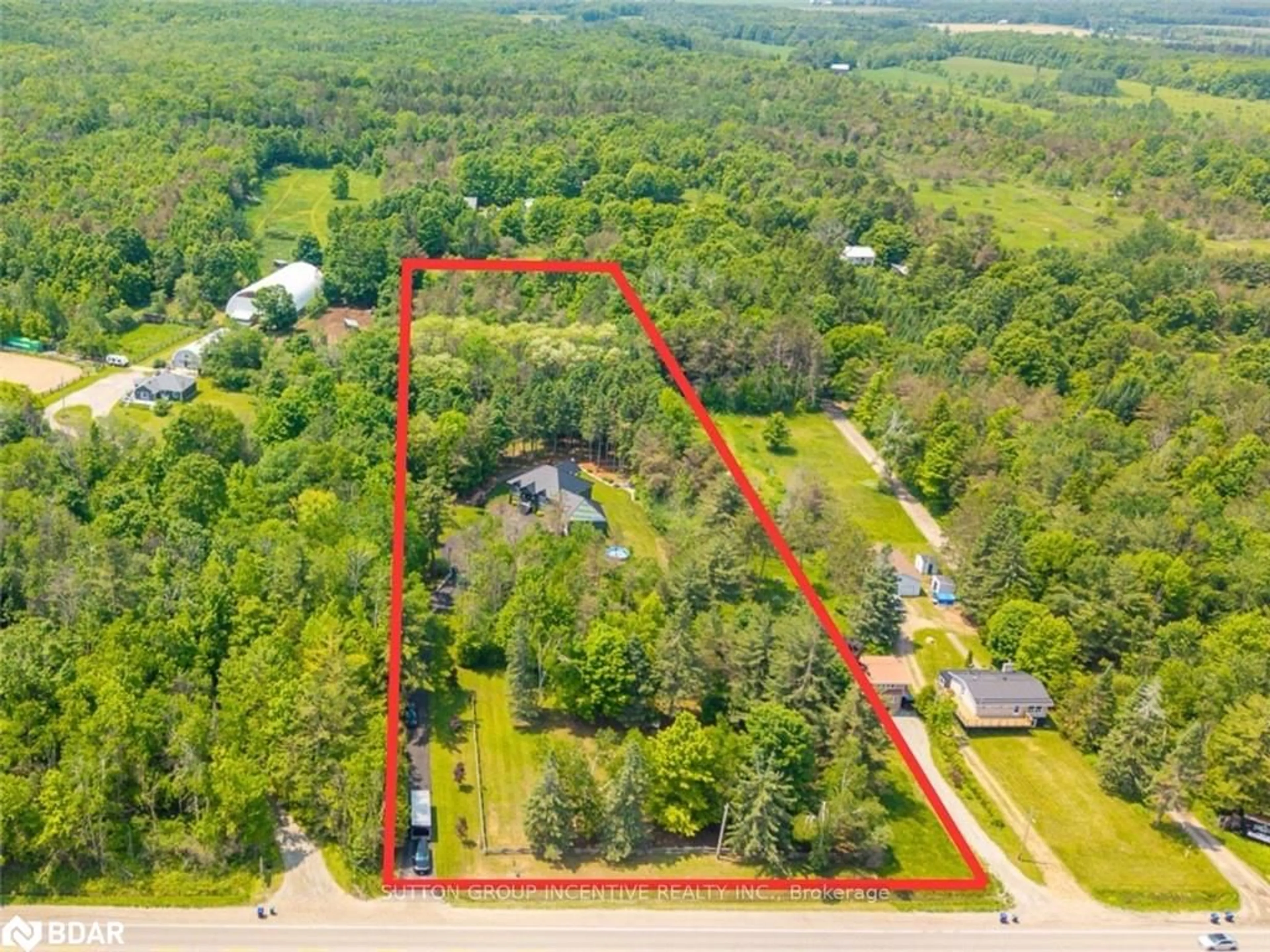 A pic from outside/outdoor area/front of a property/back of a property/a pic from drone, unknown for 7070 93 Hwy, Tiny Ontario L0K 2E0