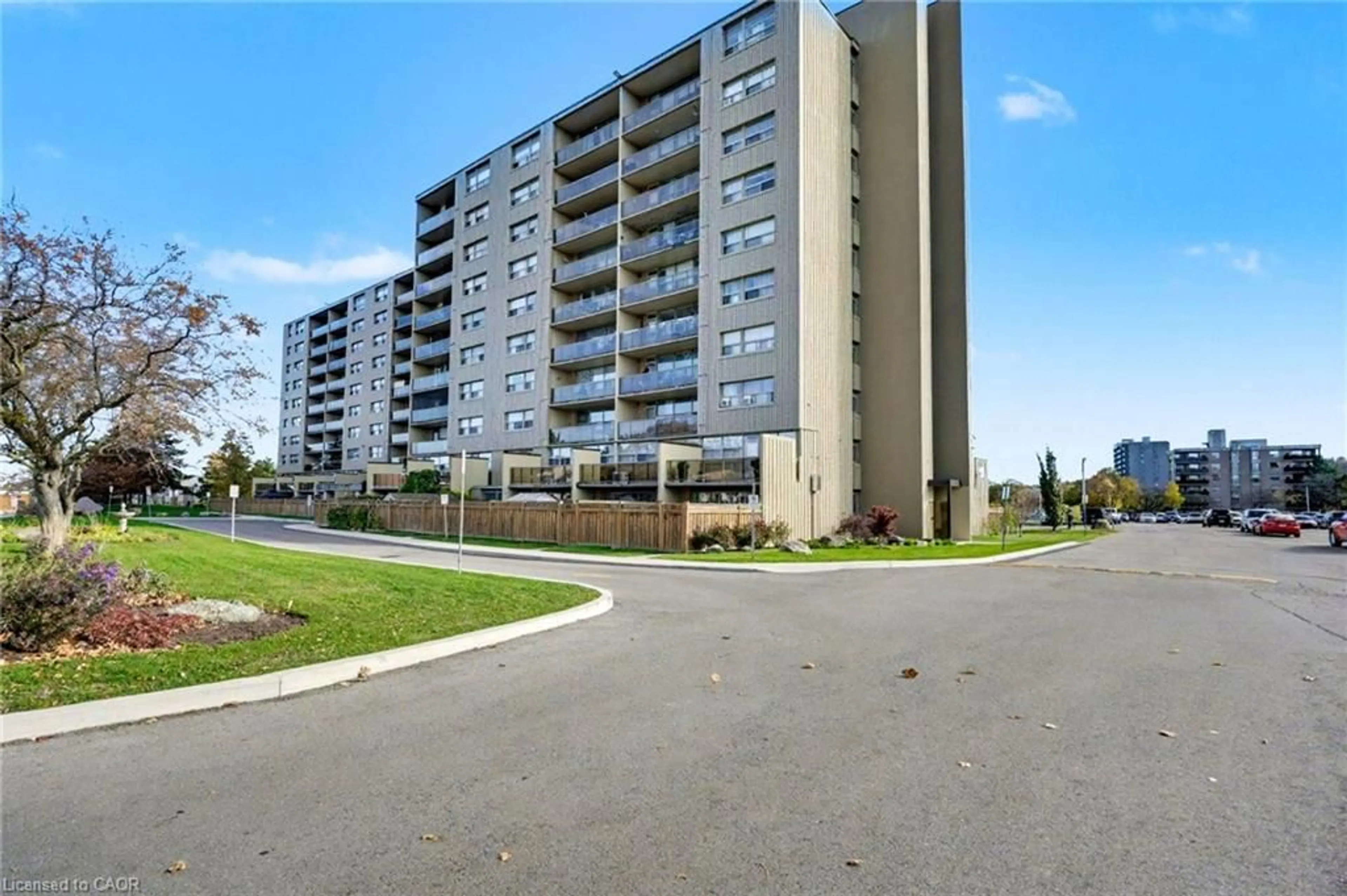 A pic from outside/outdoor area/front of a property/back of a property/a pic from drone, street for 15 Nicklaus Dr #1001, Hamilton Ontario L8K 5J5