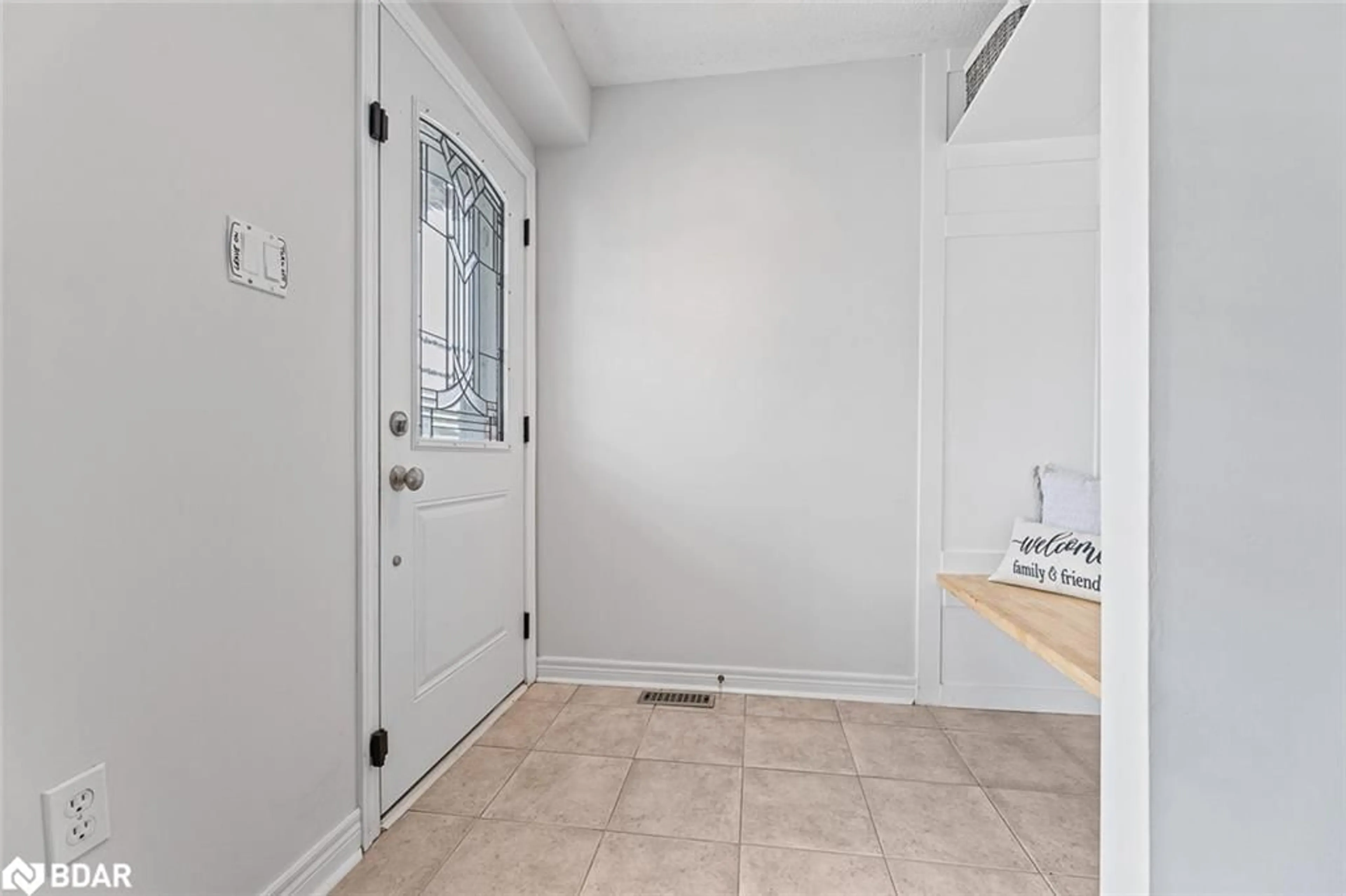 Indoor entryway for 89 Bentley Cres, Barrie Ontario L4N 0Z1