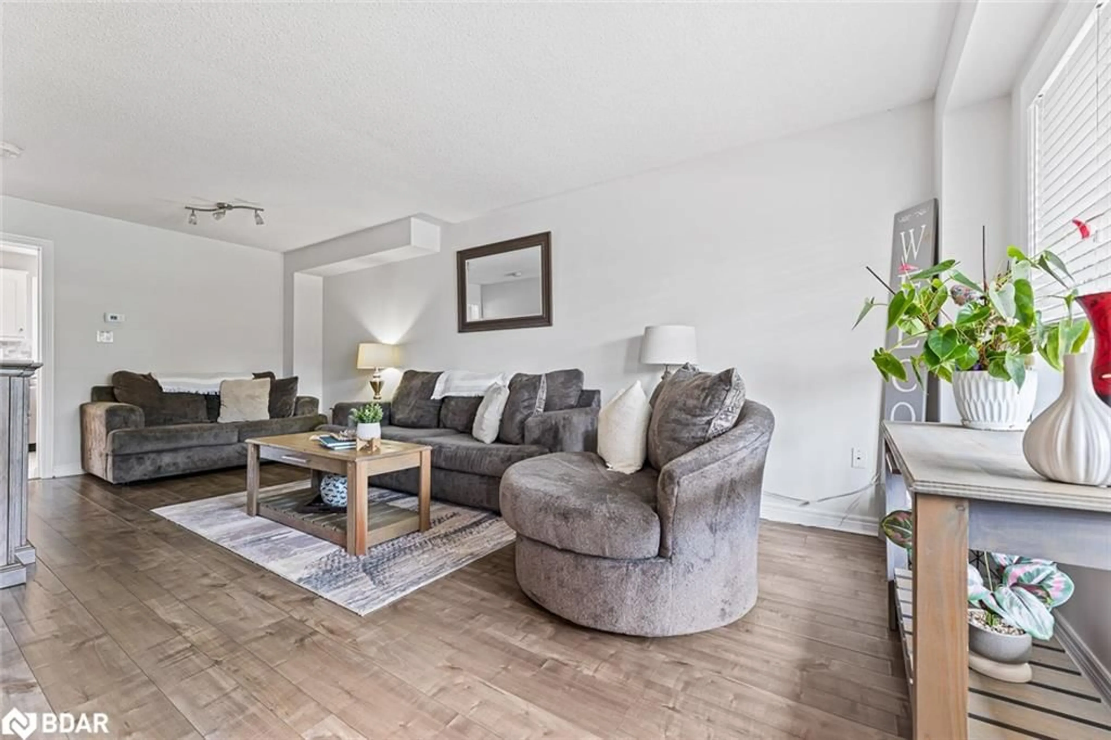 Living room with furniture, wood/laminate floor for 89 Bentley Cres, Barrie Ontario L4N 0Z1