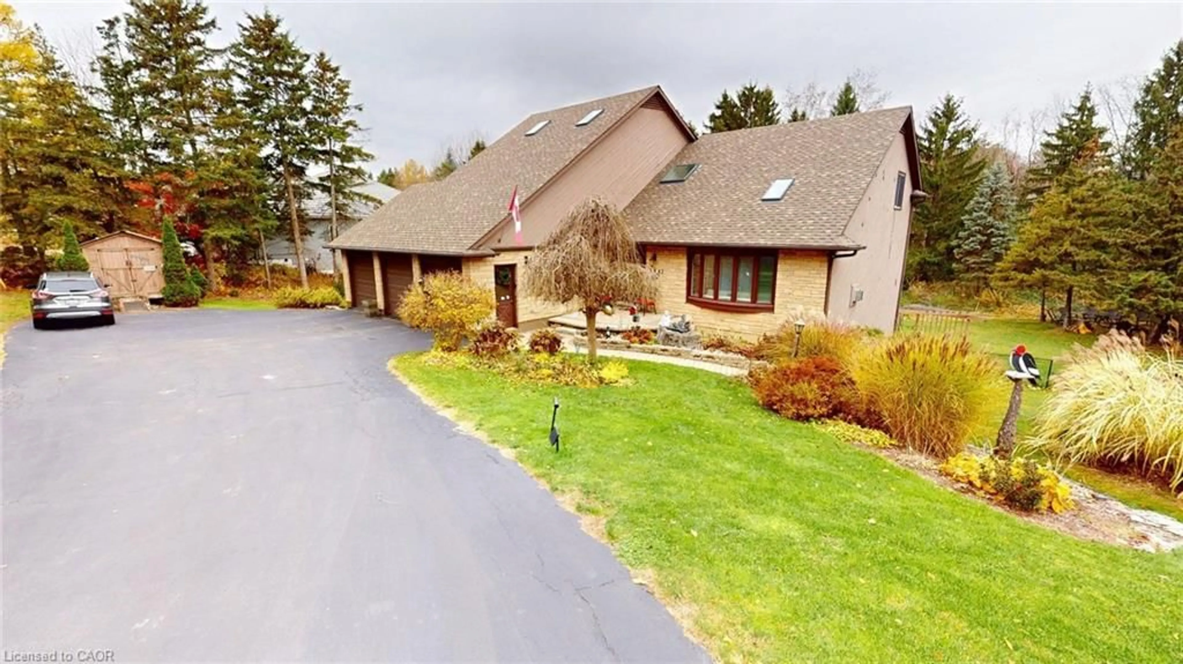 A pic from outside/outdoor area/front of a property/back of a property/a pic from drone, unknown for 1962 Snake Rd, Burlington Ontario L7P 4Y4