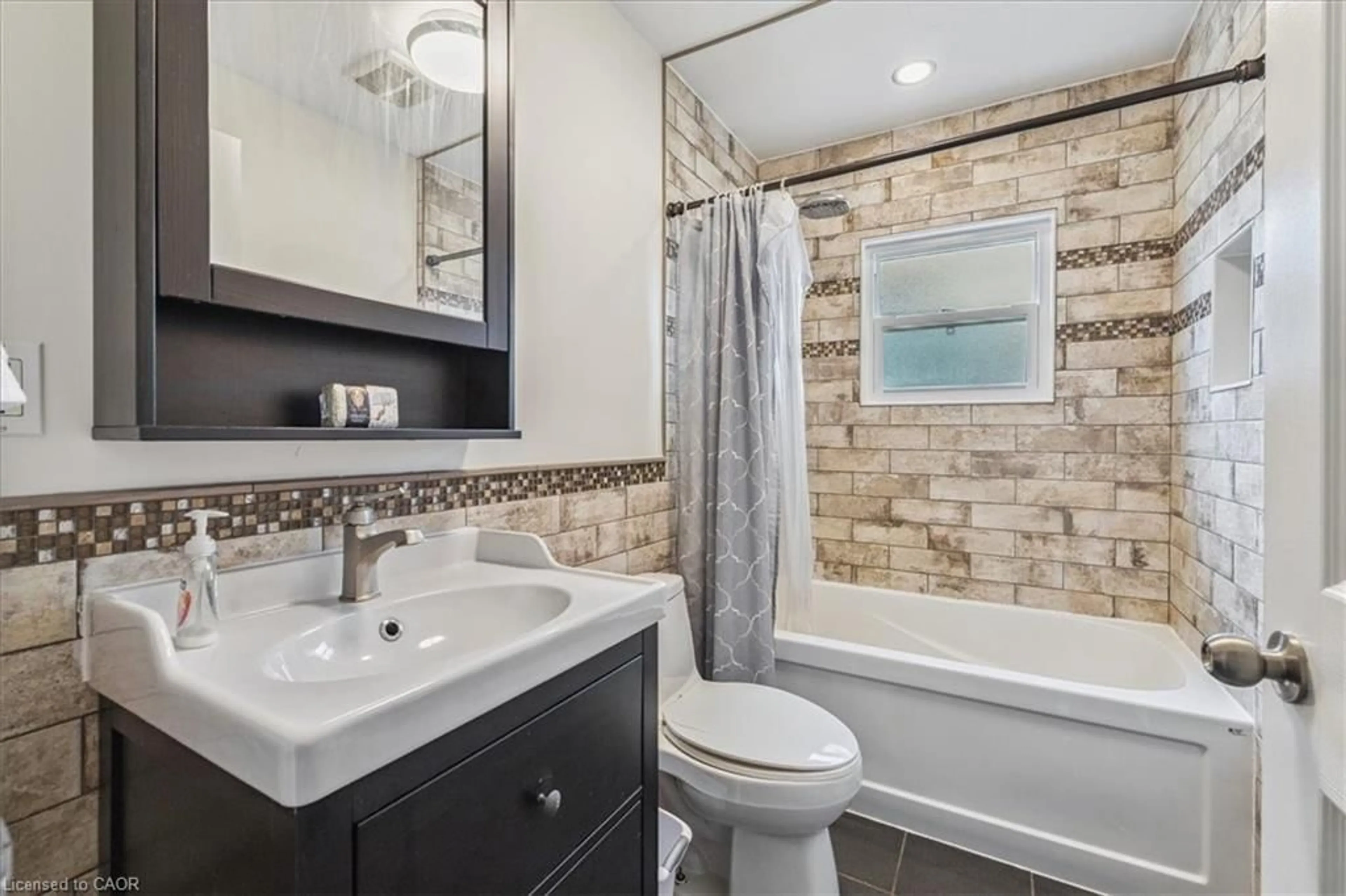 Contemporary bathroom, ceramic/tile floor for 1591 Merrittville Hwy, Welland Ontario L3B 5N5