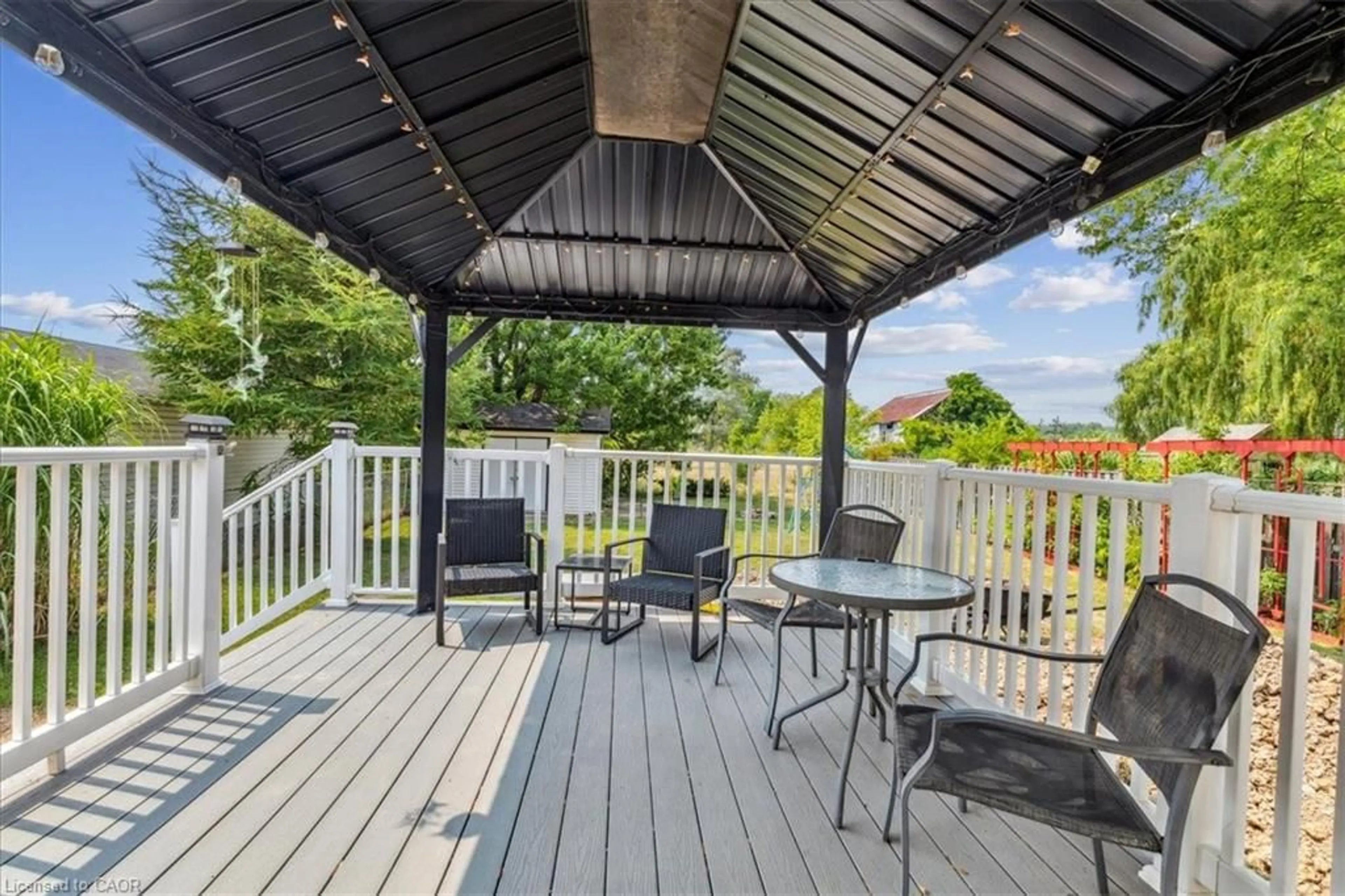 Patio, water/lake/river/ocean view for 1591 Merrittville Hwy, Welland Ontario L3B 5N5