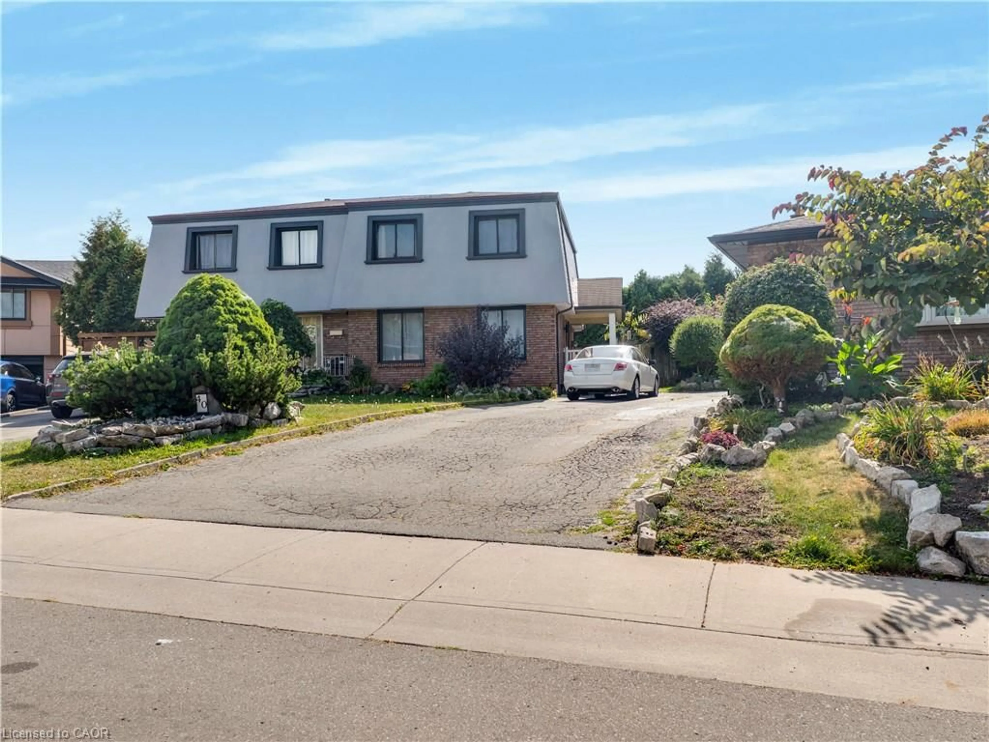 A pic from outside/outdoor area/front of a property/back of a property/a pic from drone, street for 40 Yeoville Crt, Hamilton Ontario L9C 5W3