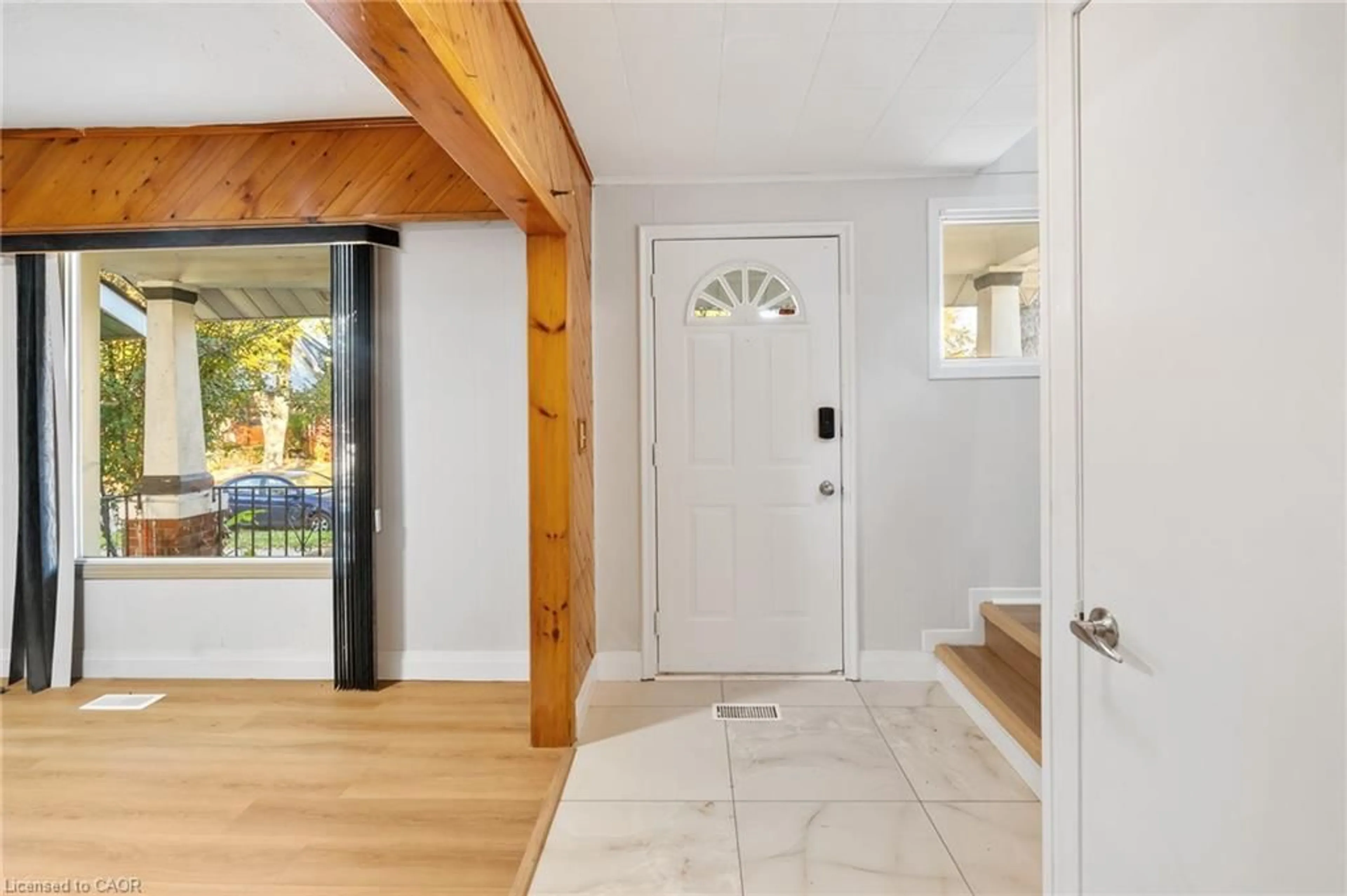 Indoor entryway for 467 Grove Ave, Windsor Ontario N9A 6G3