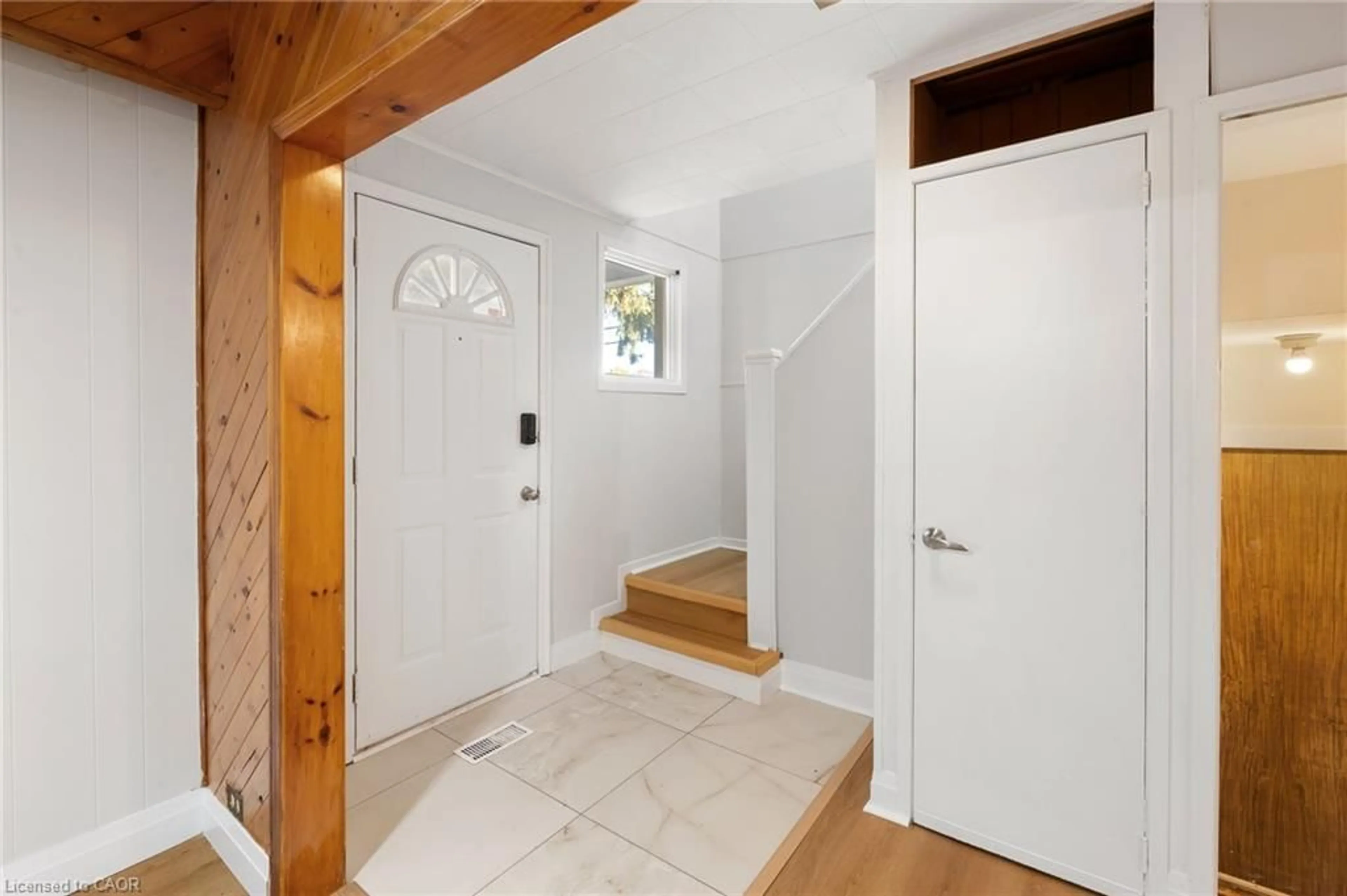 Indoor entryway for 467 Grove Ave, Windsor Ontario N9A 6G3