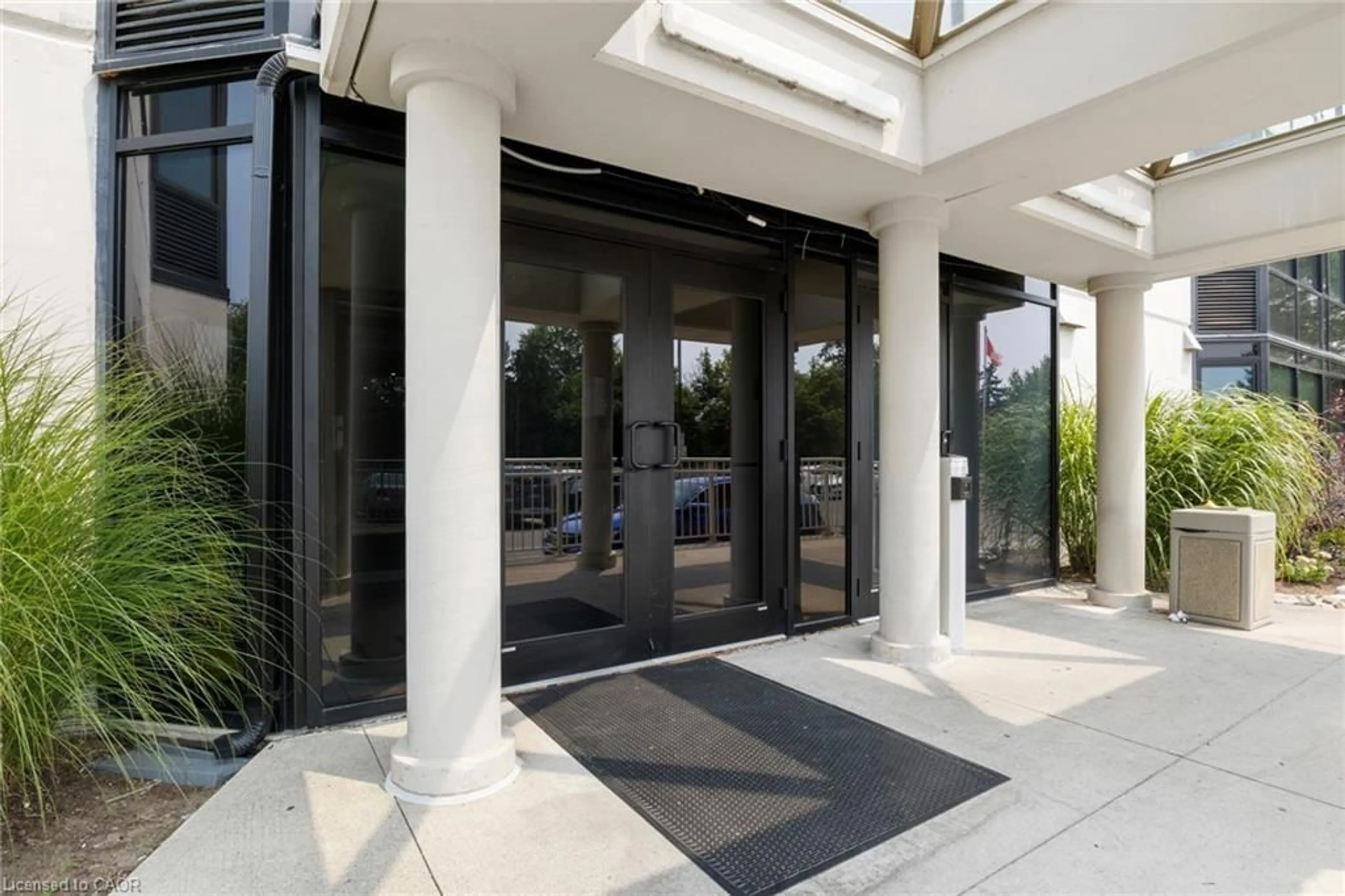 Indoor foyer for 35 Green Valley Dr #506, Kitchener Ontario N2P 2A5