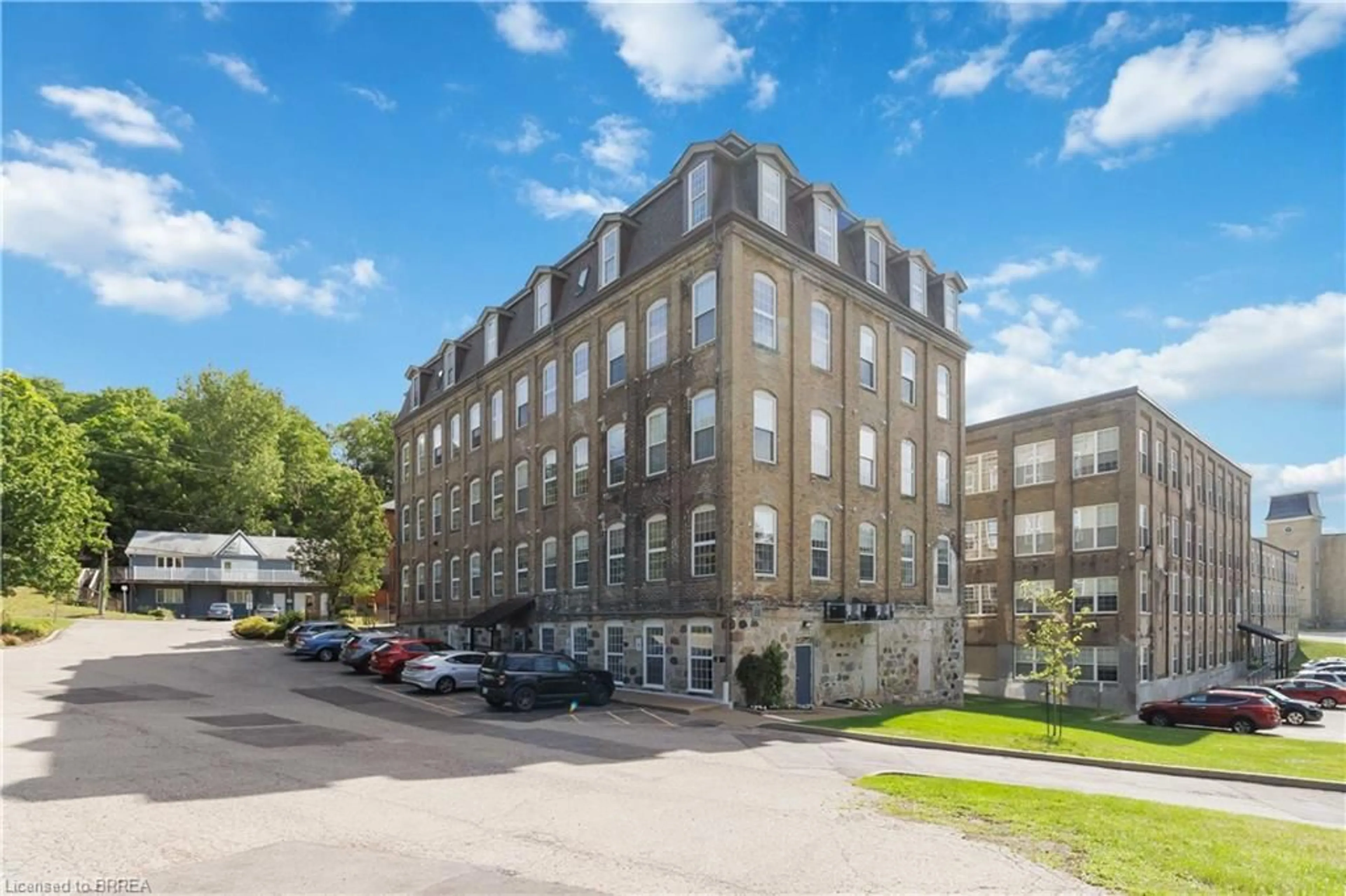 A pic from outside/outdoor area/front of a property/back of a property/a pic from drone, building for 140 West River St #504, Paris Ontario N3L 0B7