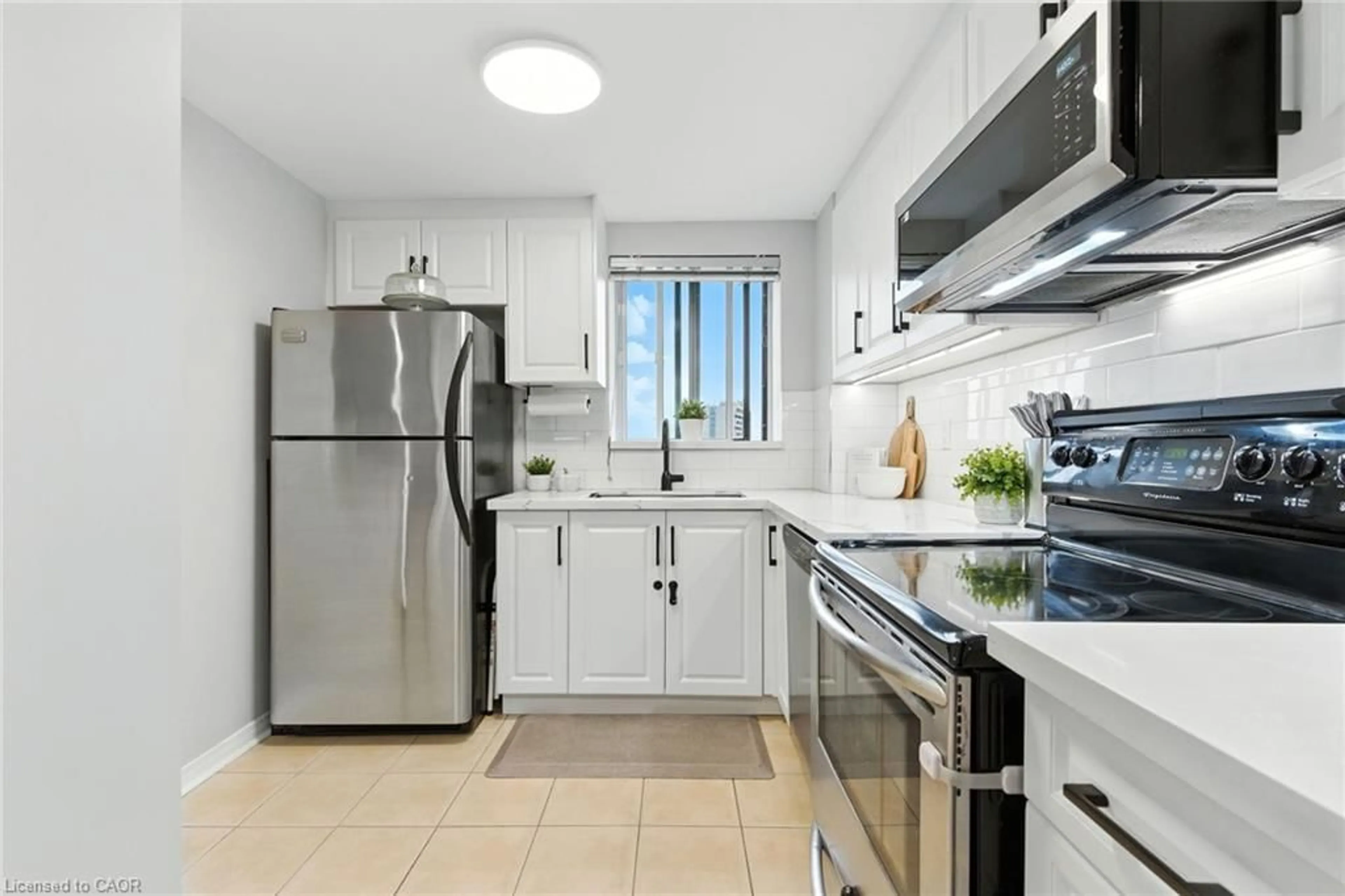 Standard kitchen, ceramic/tile floor for 6720 Glen Erin Dr #514, Mississauga Ontario L5N 3K8
