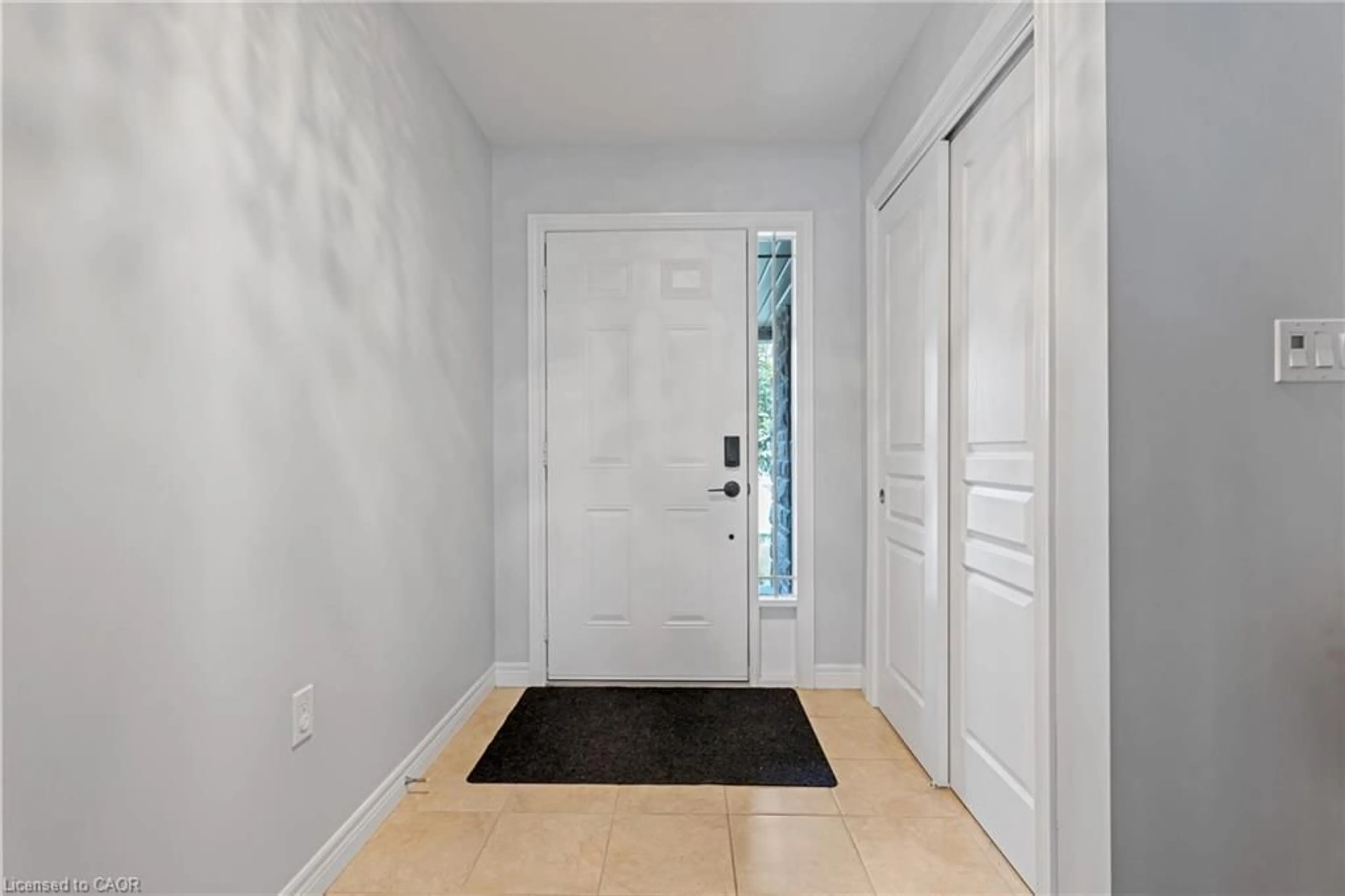 Indoor entryway for 28 Charleswood Cres, Hamilton Ontario L0R 1P0