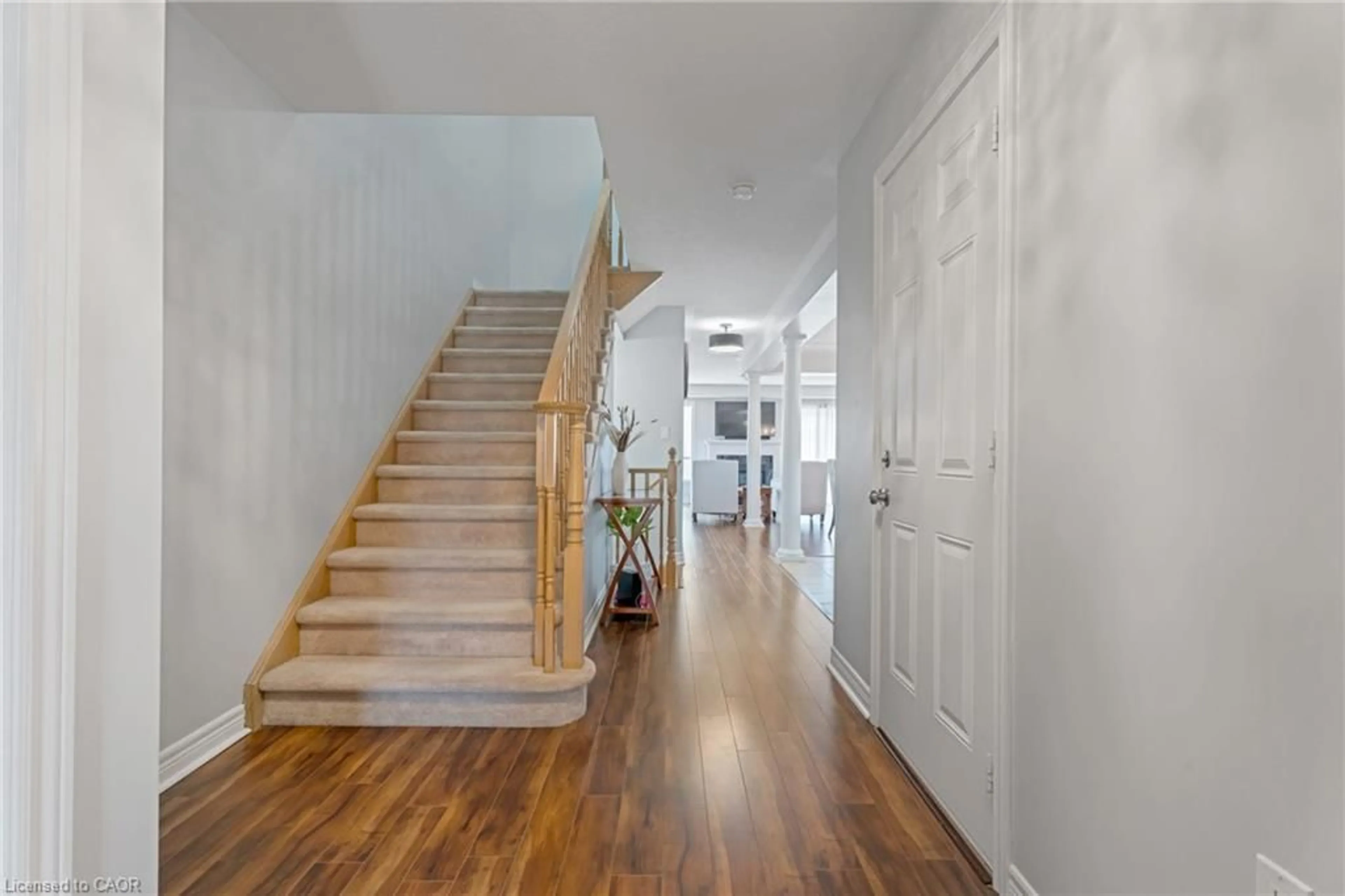 Indoor entryway for 28 Charleswood Cres, Hamilton Ontario L0R 1P0