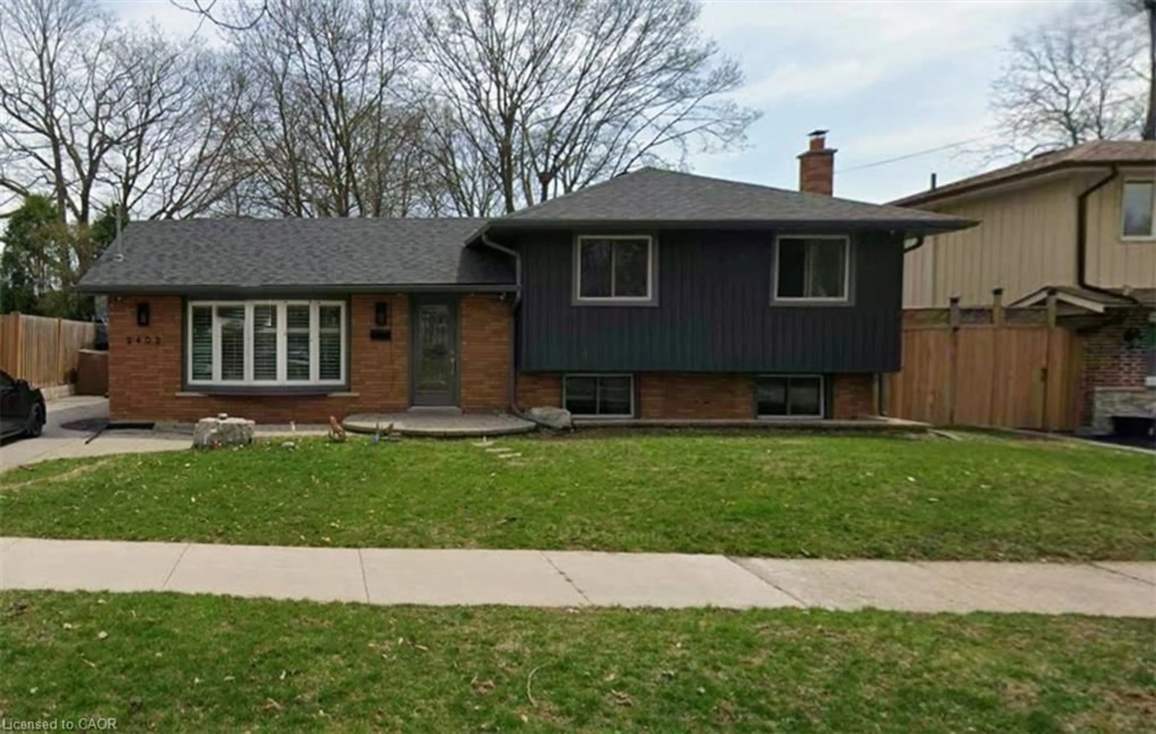 Home with vinyl exterior material, street for 2402 Grenallen Dr, Burlington Ontario L7P 1V9