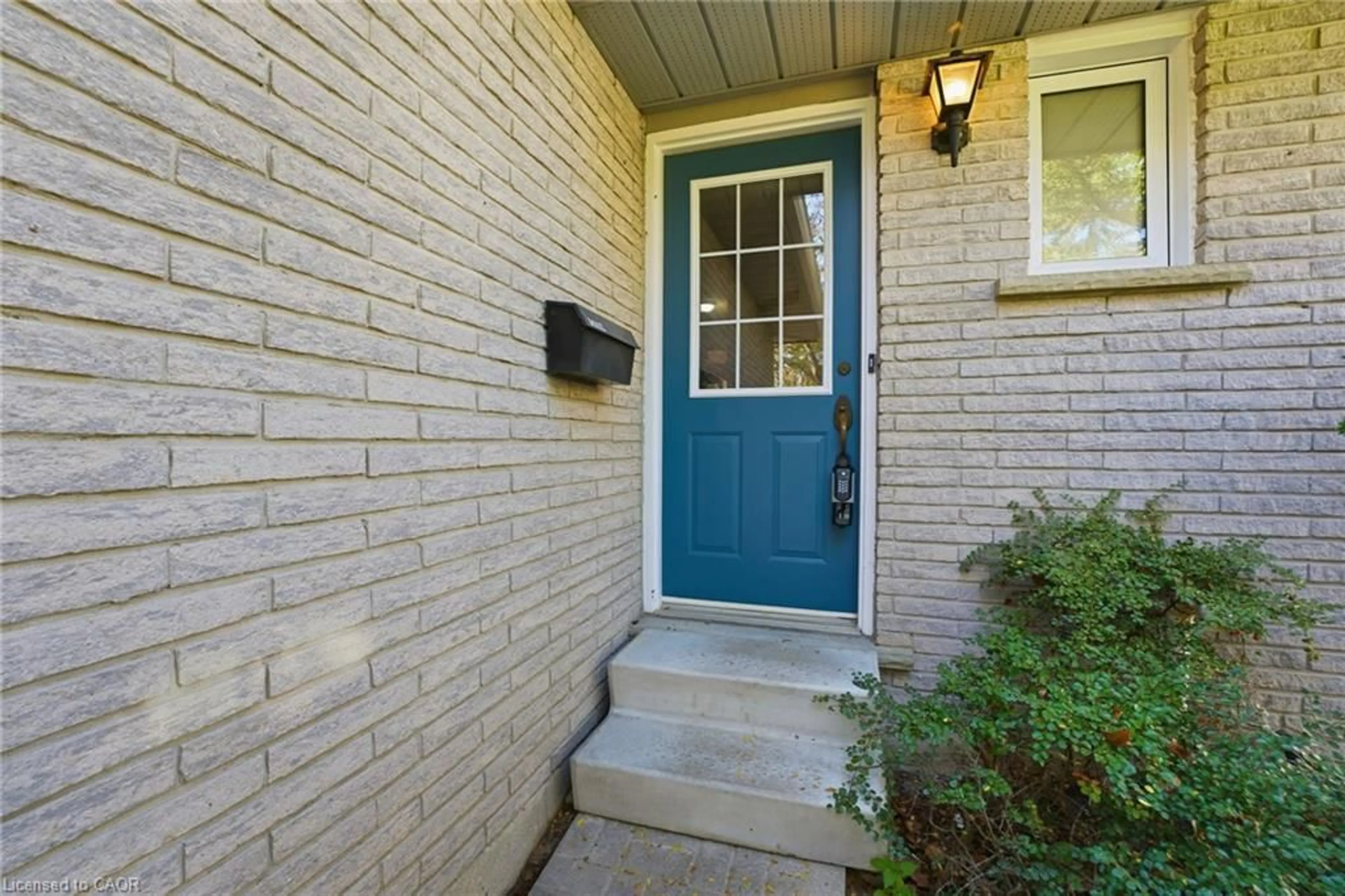 Indoor entryway for 445 Kingscourt Dr #6, Waterloo Ontario N2K 3R4