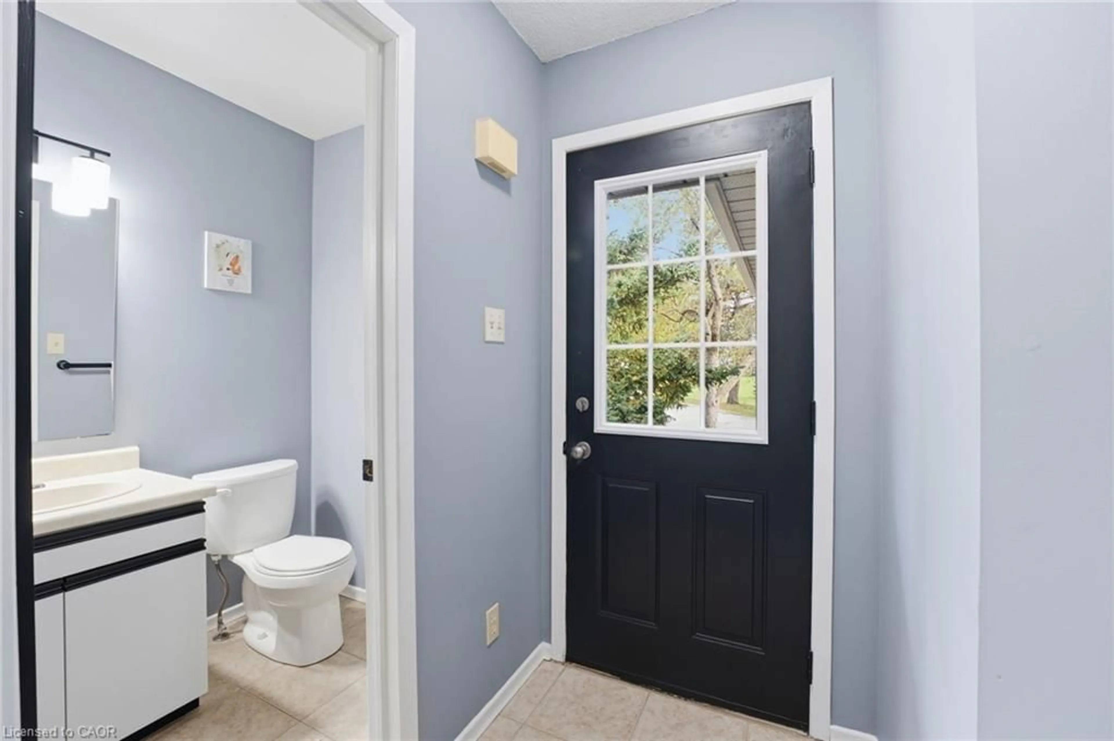 Indoor entryway for 445 Kingscourt Dr #6, Waterloo Ontario N2K 3R4