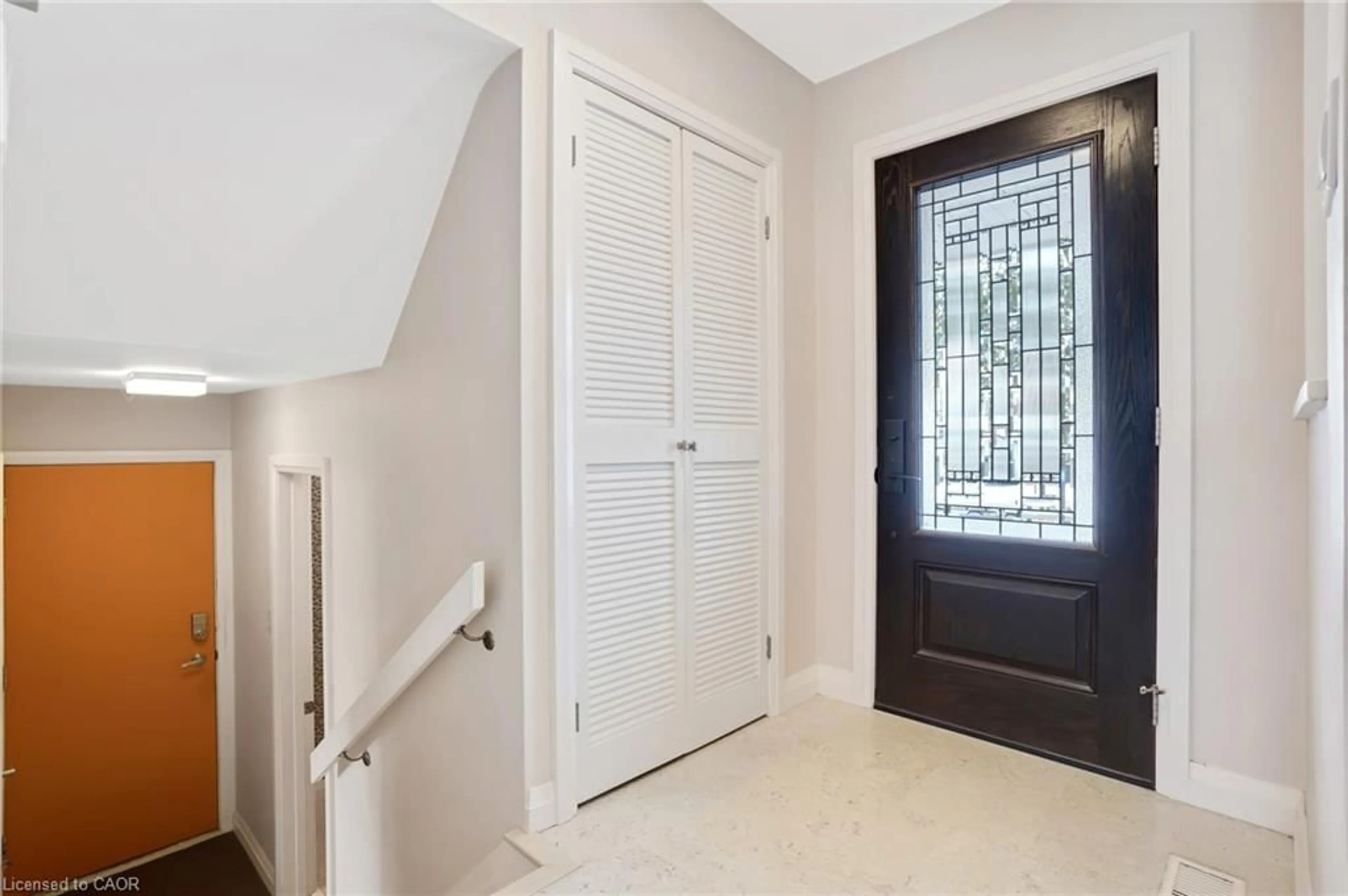 Indoor entryway for 12 Sycamore Pl, Kitchener Ontario N2M 4G1