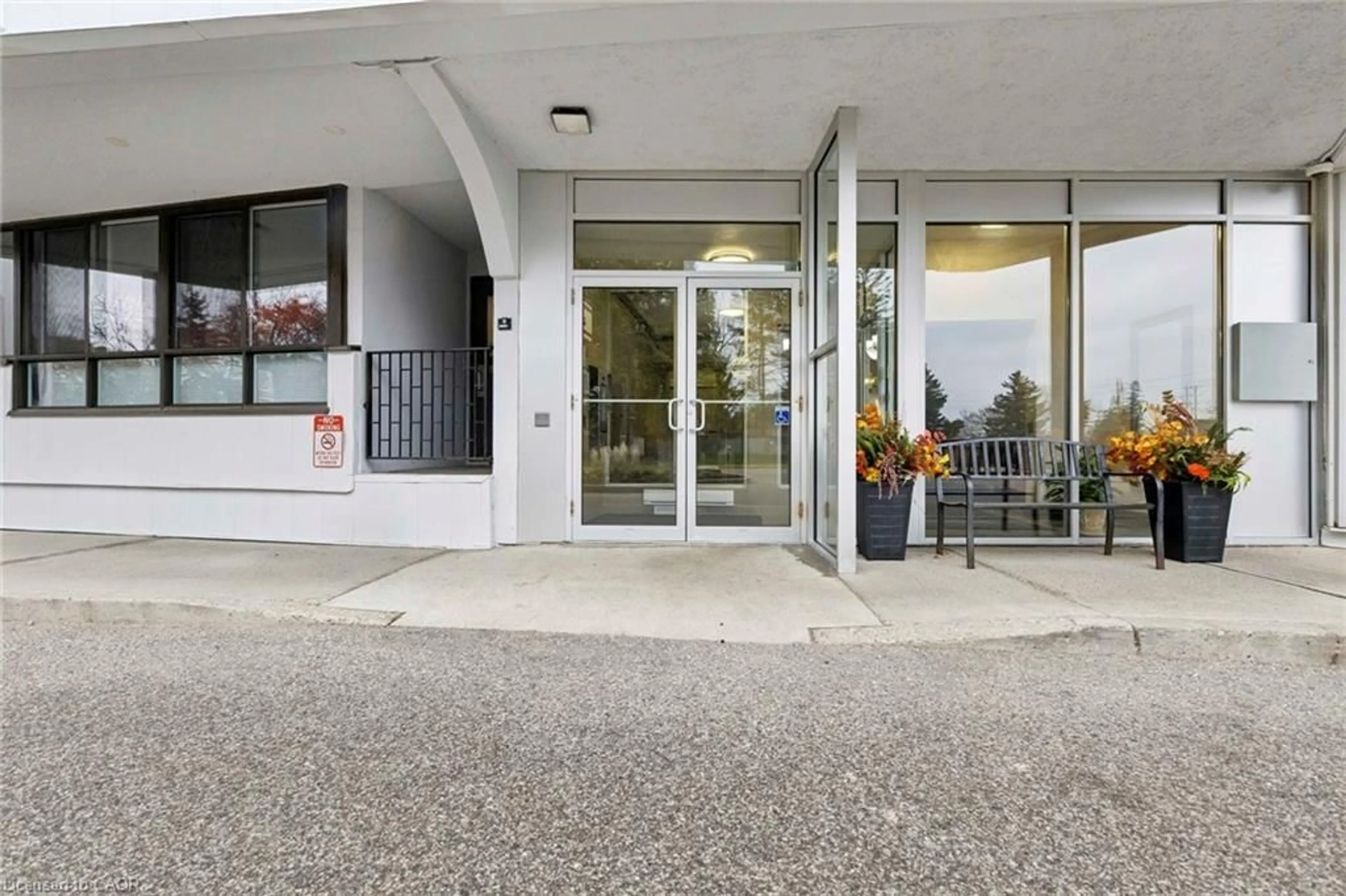 Indoor foyer for 250 Glenridge Dr #102, Waterloo Ontario N2J 4H8