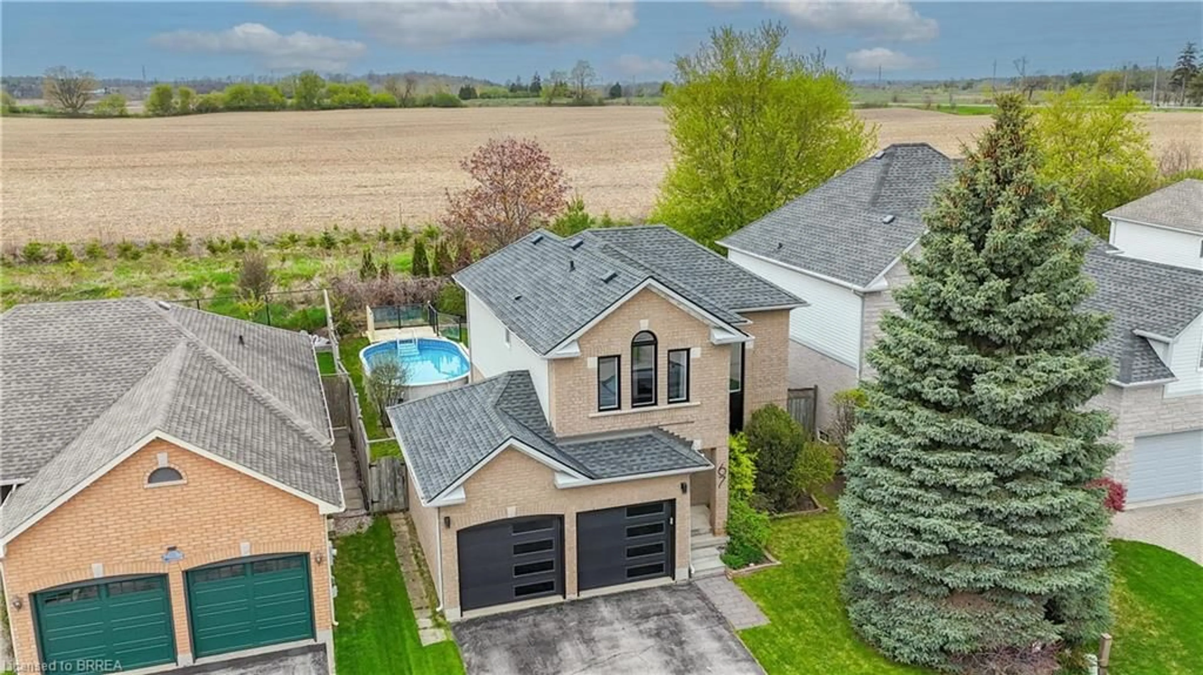 A pic from outside/outdoor area/front of a property/back of a property/a pic from drone, unknown for 67 Wadsworth Cres, Cambridge Ontario N1S 5A3