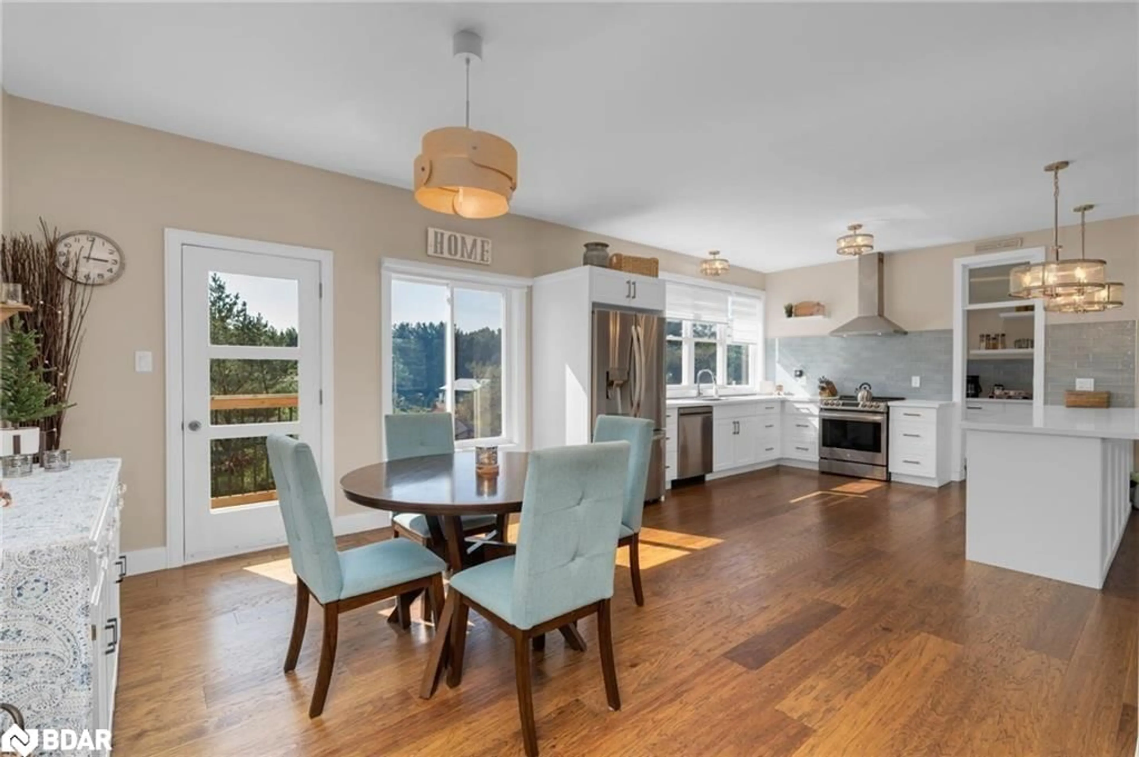 Open concept kitchen, wood/laminate floor for 153 Rue Eric Rue, Lafontaine Ontario L9M 0H1