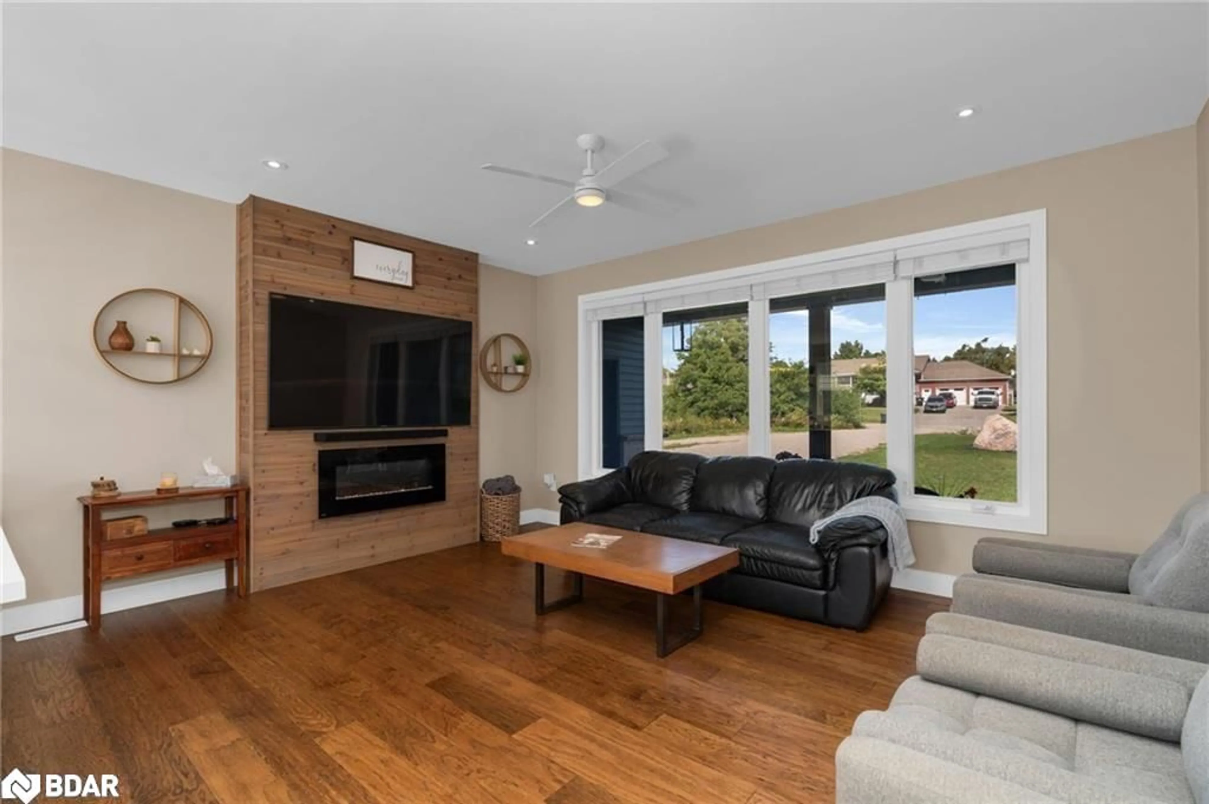 Living room with furniture, unknown for 153 Rue Eric Rue, Lafontaine Ontario L9M 0H1