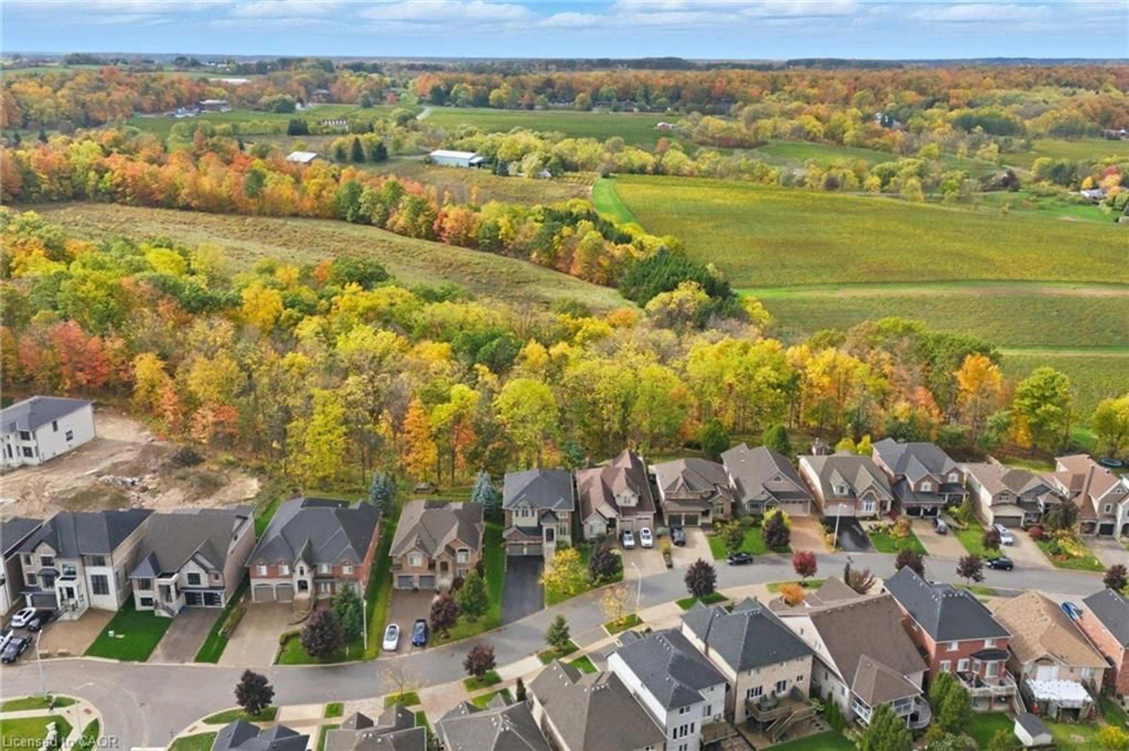 A pic from outside/outdoor area/front of a property/back of a property/a pic from drone, unknown for 4076 Highland Park Dr, Beamsville Ontario L3J 0M3