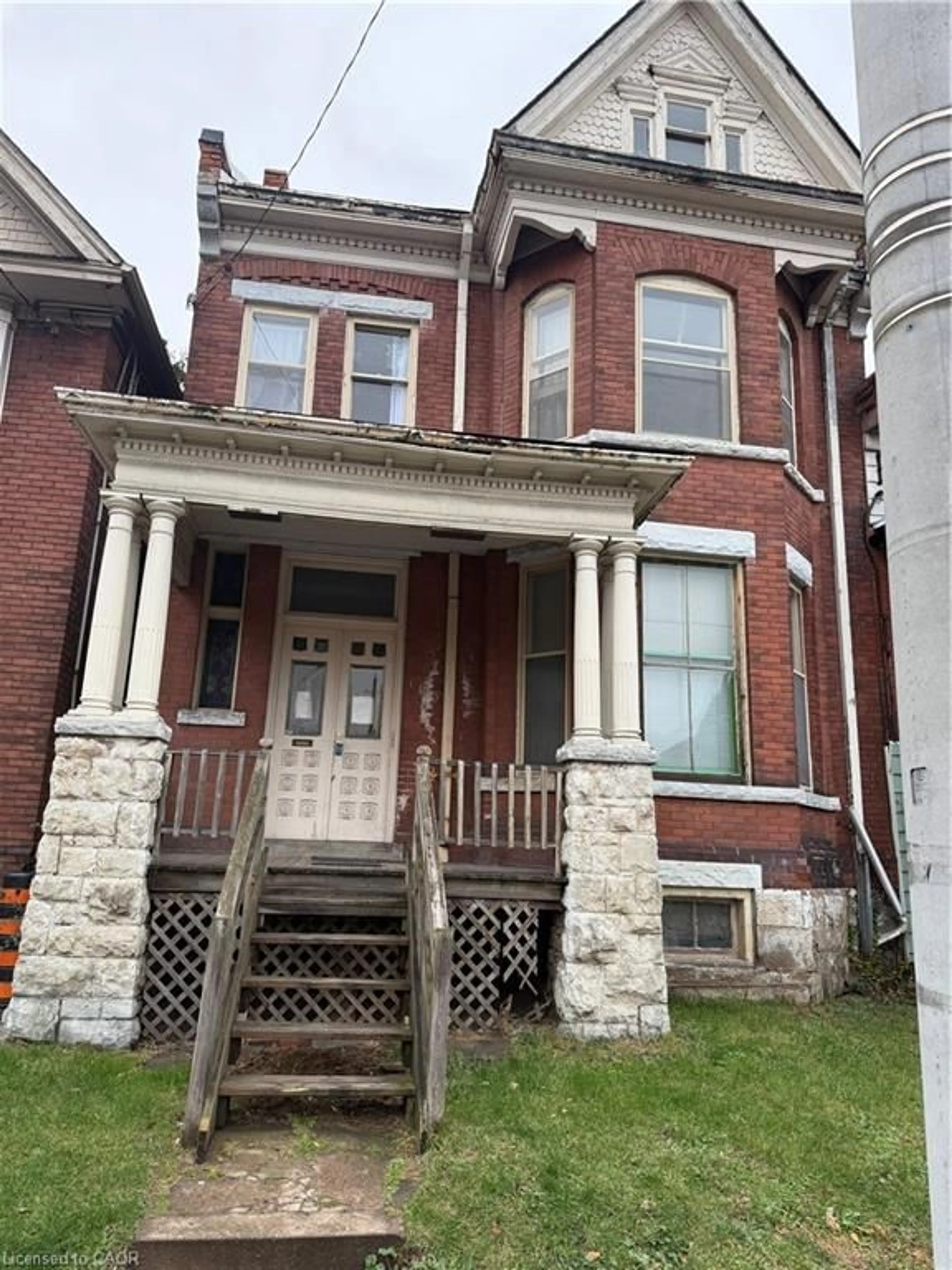 Home with brick exterior material, building for 105 Wellington St, Hamilton Ontario L8W 2R3