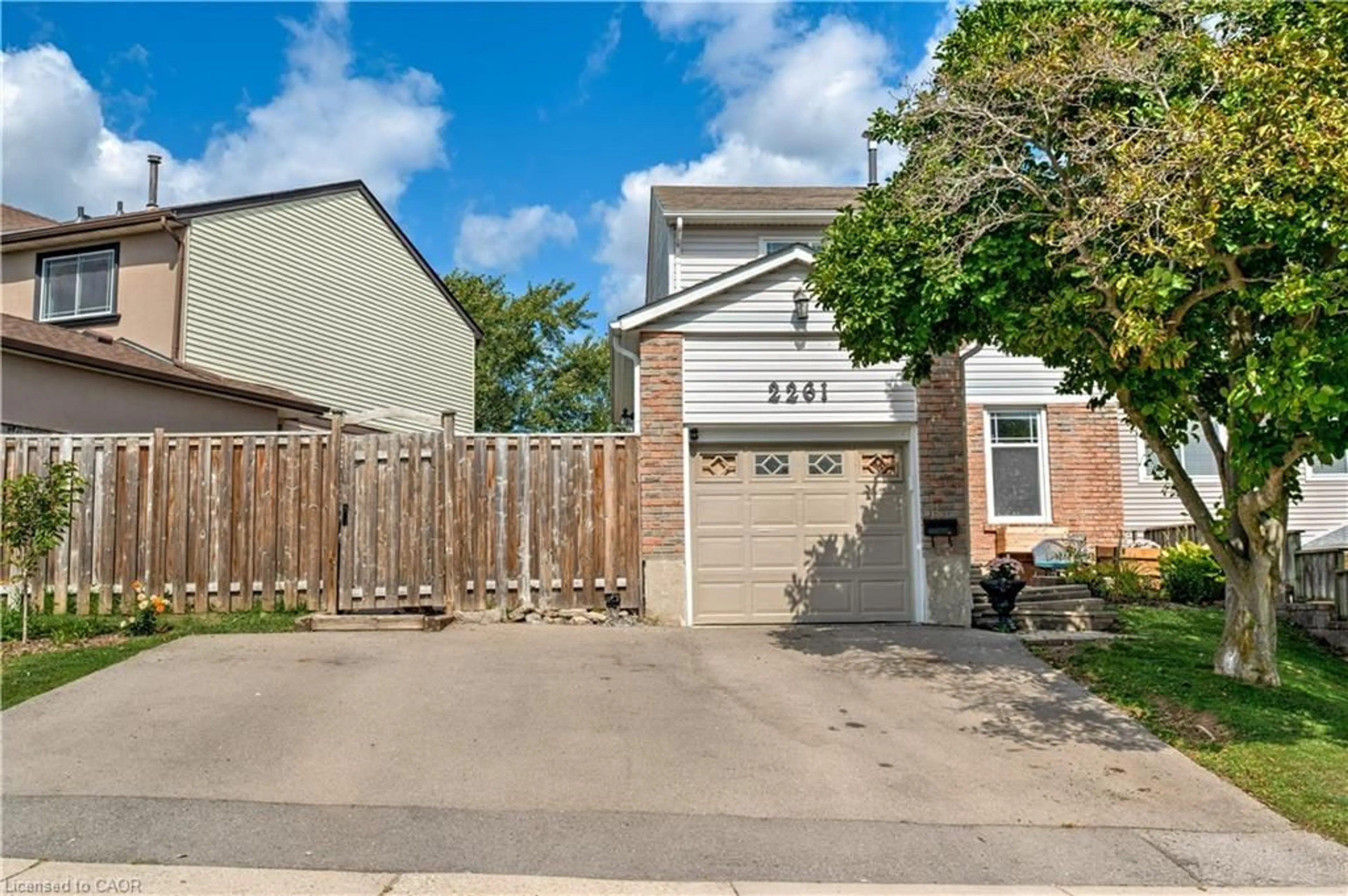 A pic from outside/outdoor area/front of a property/back of a property/a pic from drone, street for 2261 Leominster Dr, Burlington Ontario L7P 3W8
