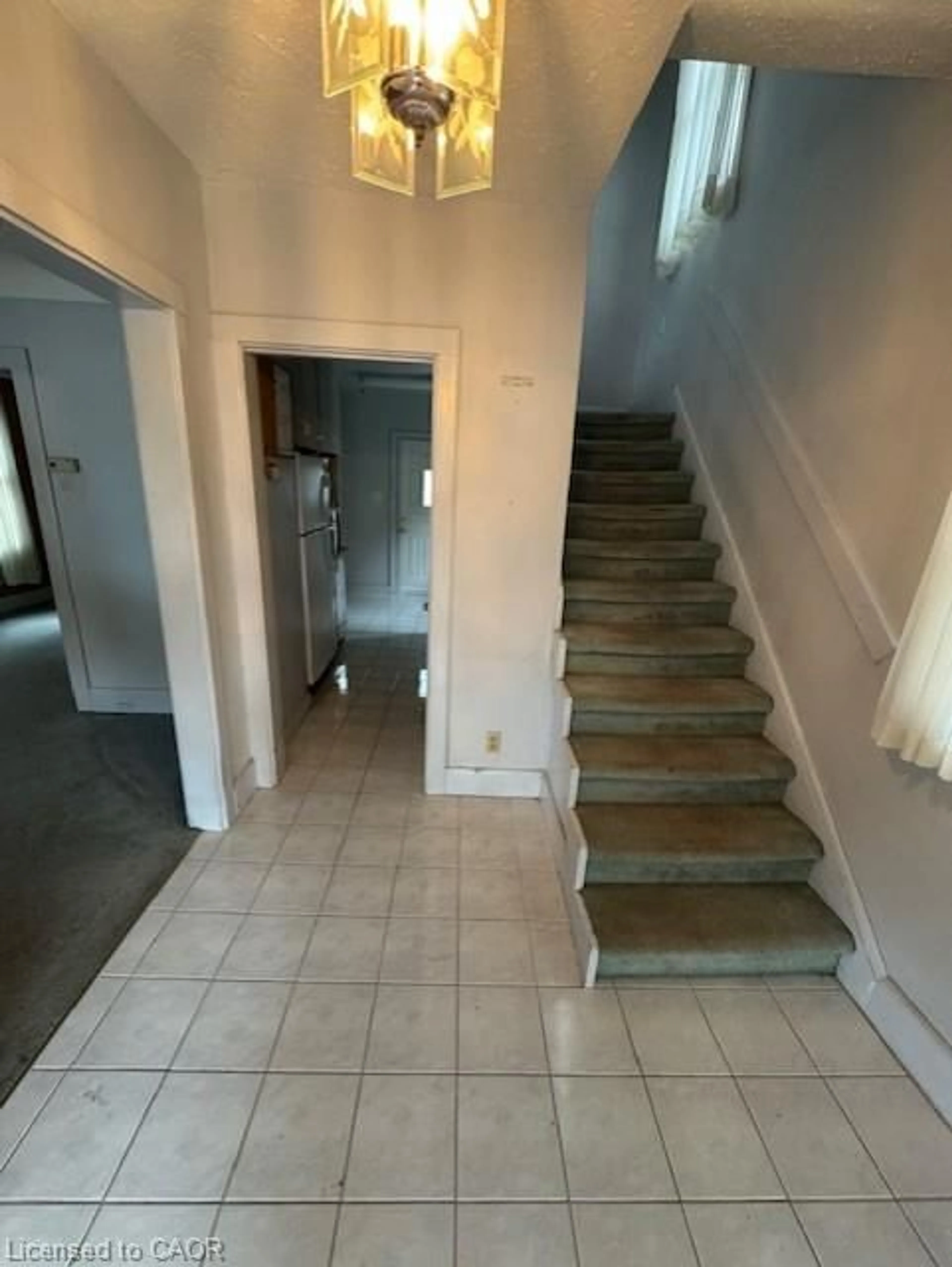 Indoor foyer for 304 Park St, Hamilton Ontario L9H 1Y9