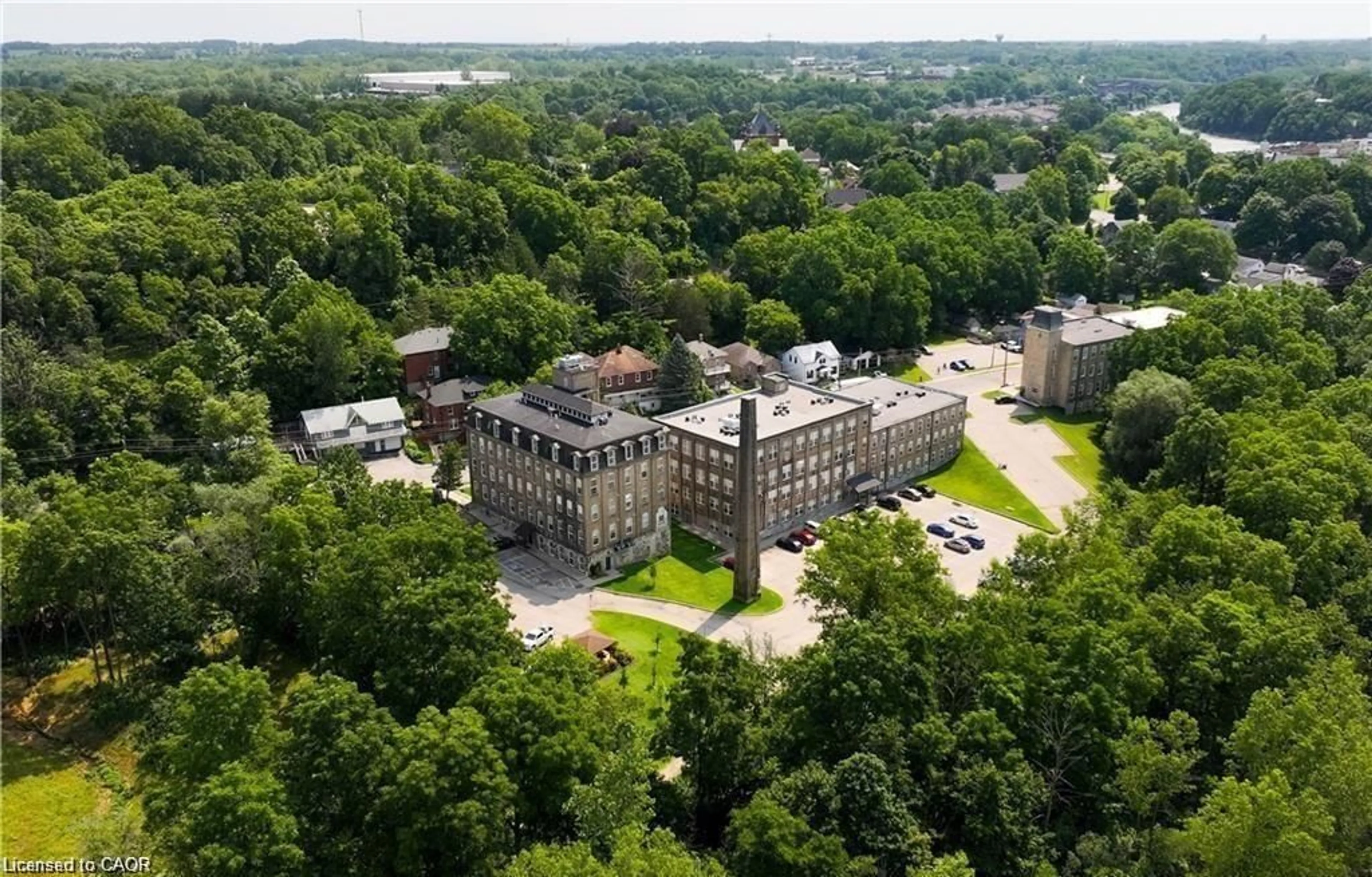 A pic from outside/outdoor area/front of a property/back of a property/a pic from drone, building for 140 West River St #301, Paris Ontario N3L 0B7