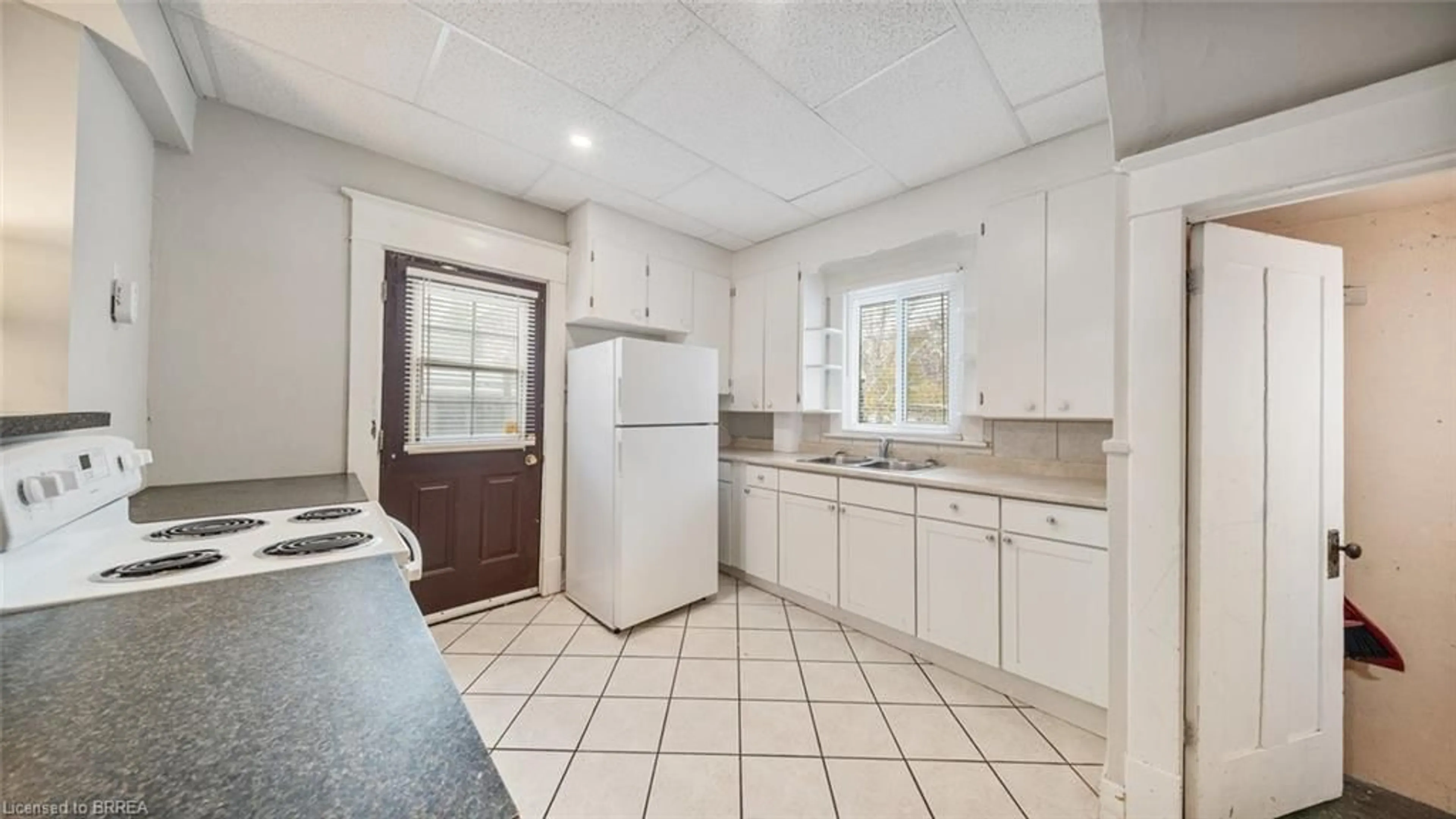 Standard kitchen, ceramic/tile floor for 47 Grey St, Brantford Ontario N3T 2T1