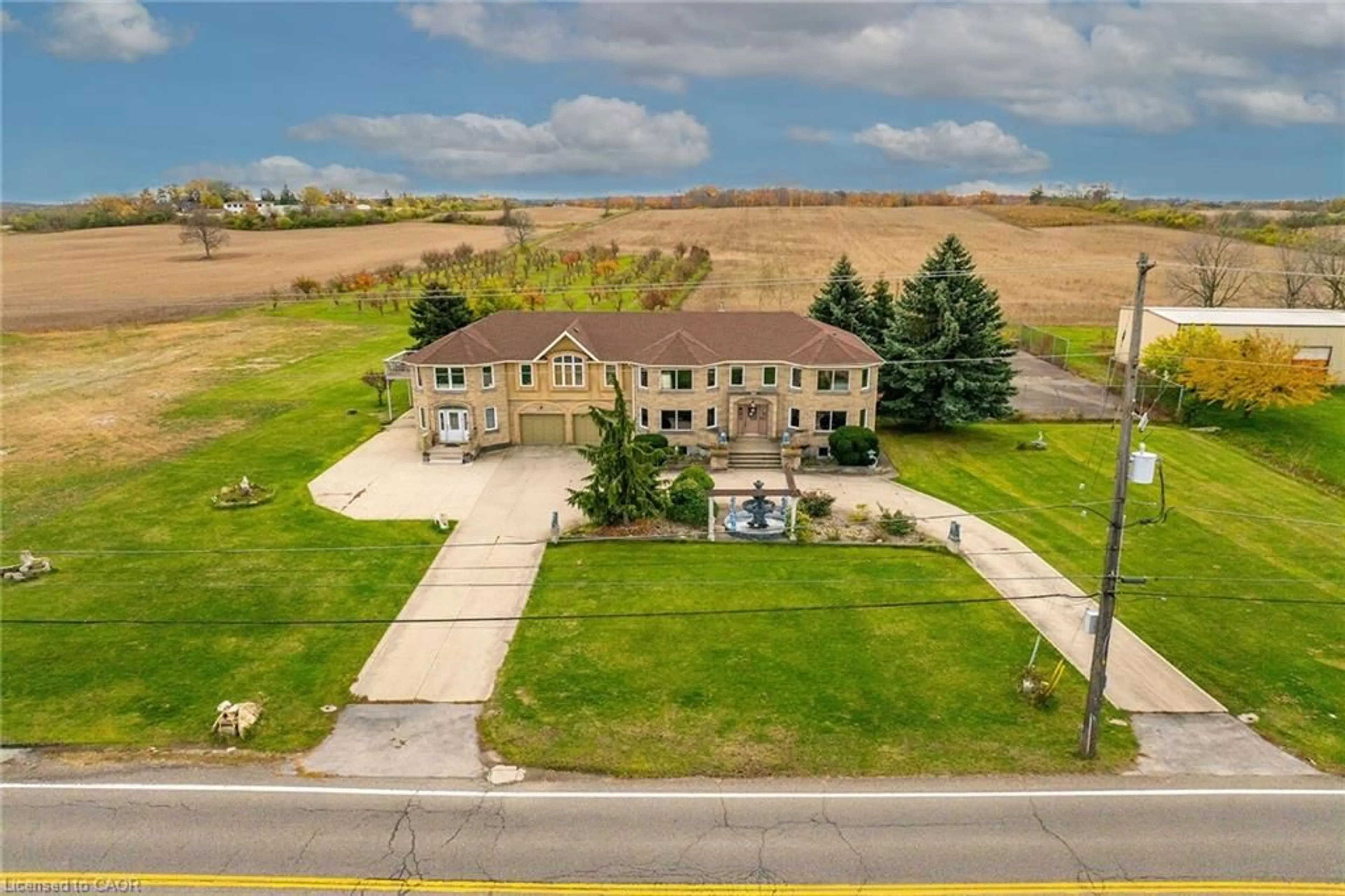 A pic from outside/outdoor area/front of a property/back of a property/a pic from drone, unknown for 568 Ridge Rd, Stoney Creek Ontario L8J 2Y6