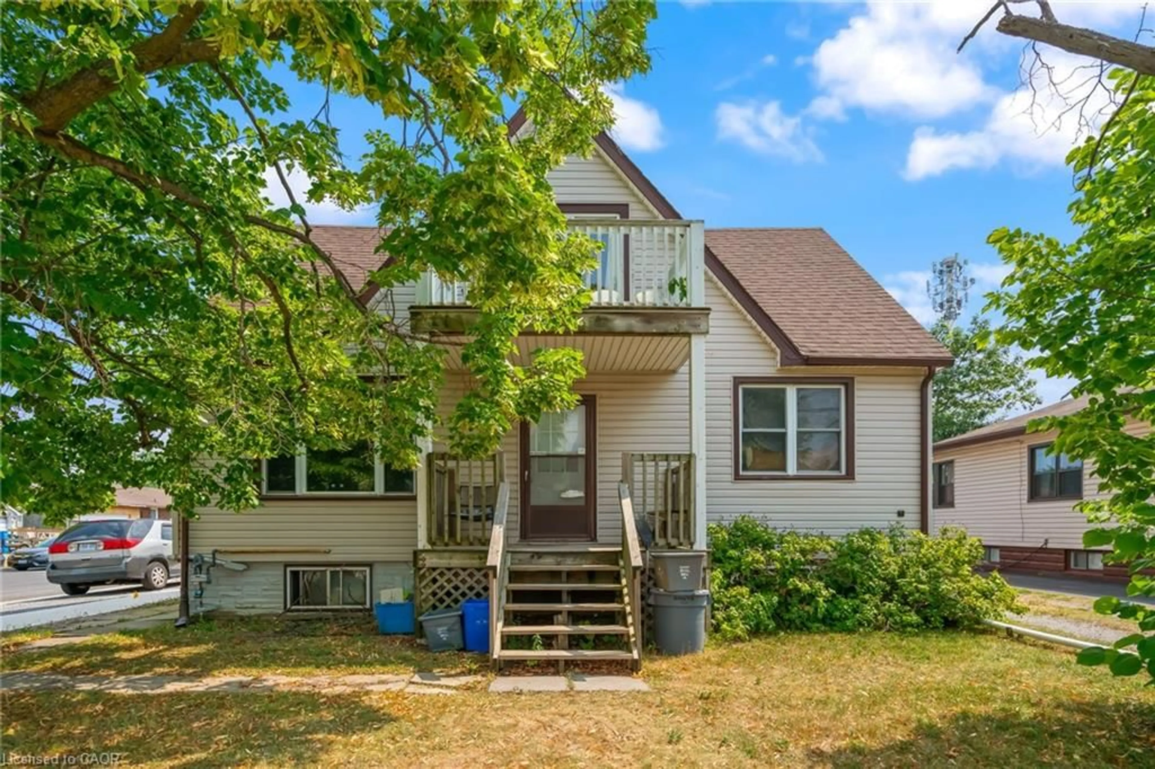 Home with vinyl exterior material, street for 163 Southworth St, Welland Ontario L3B 1Z4