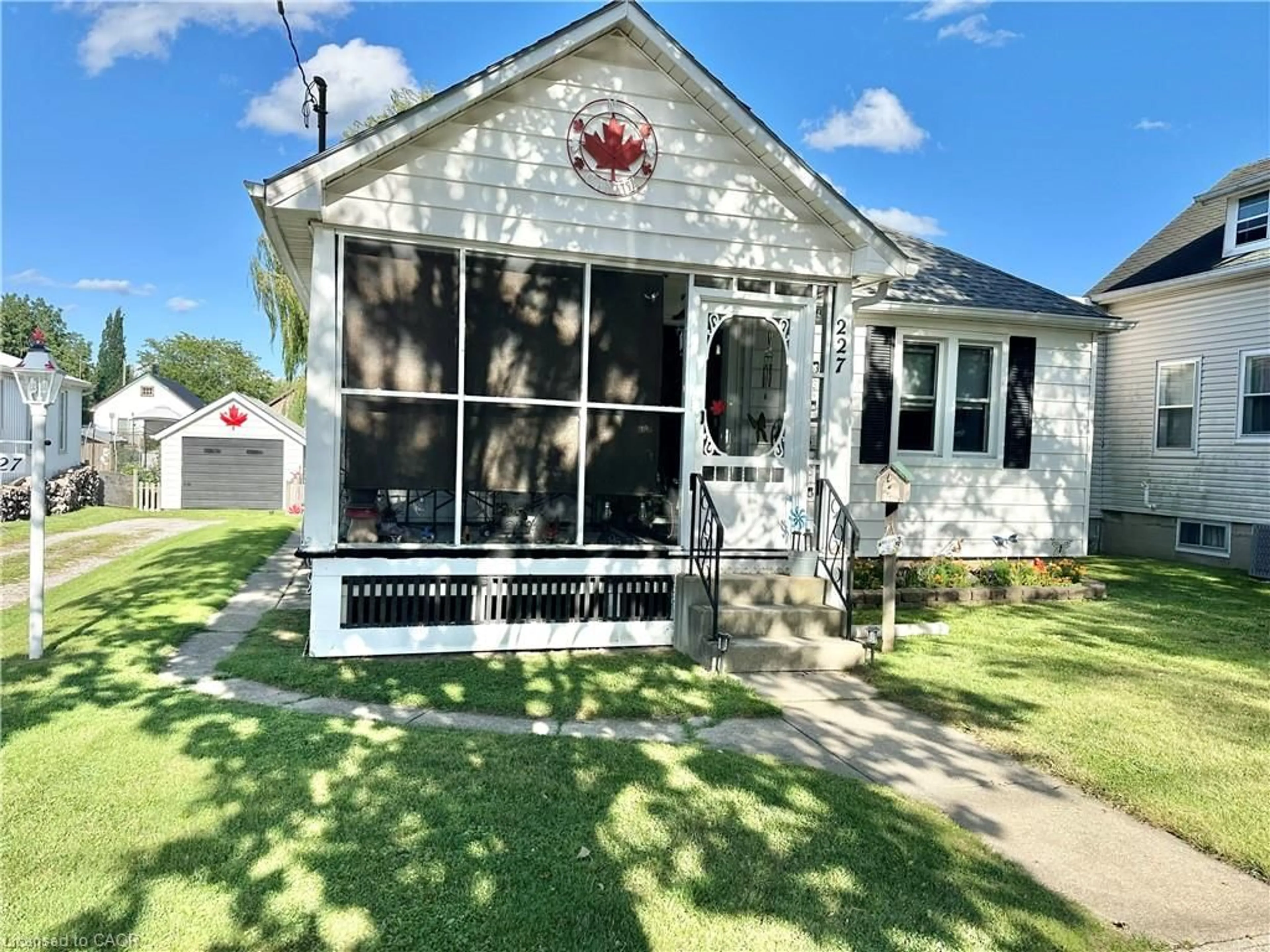 Home with vinyl exterior material, street for 227 Head St, Simcoe Ontario N3Y 3X8