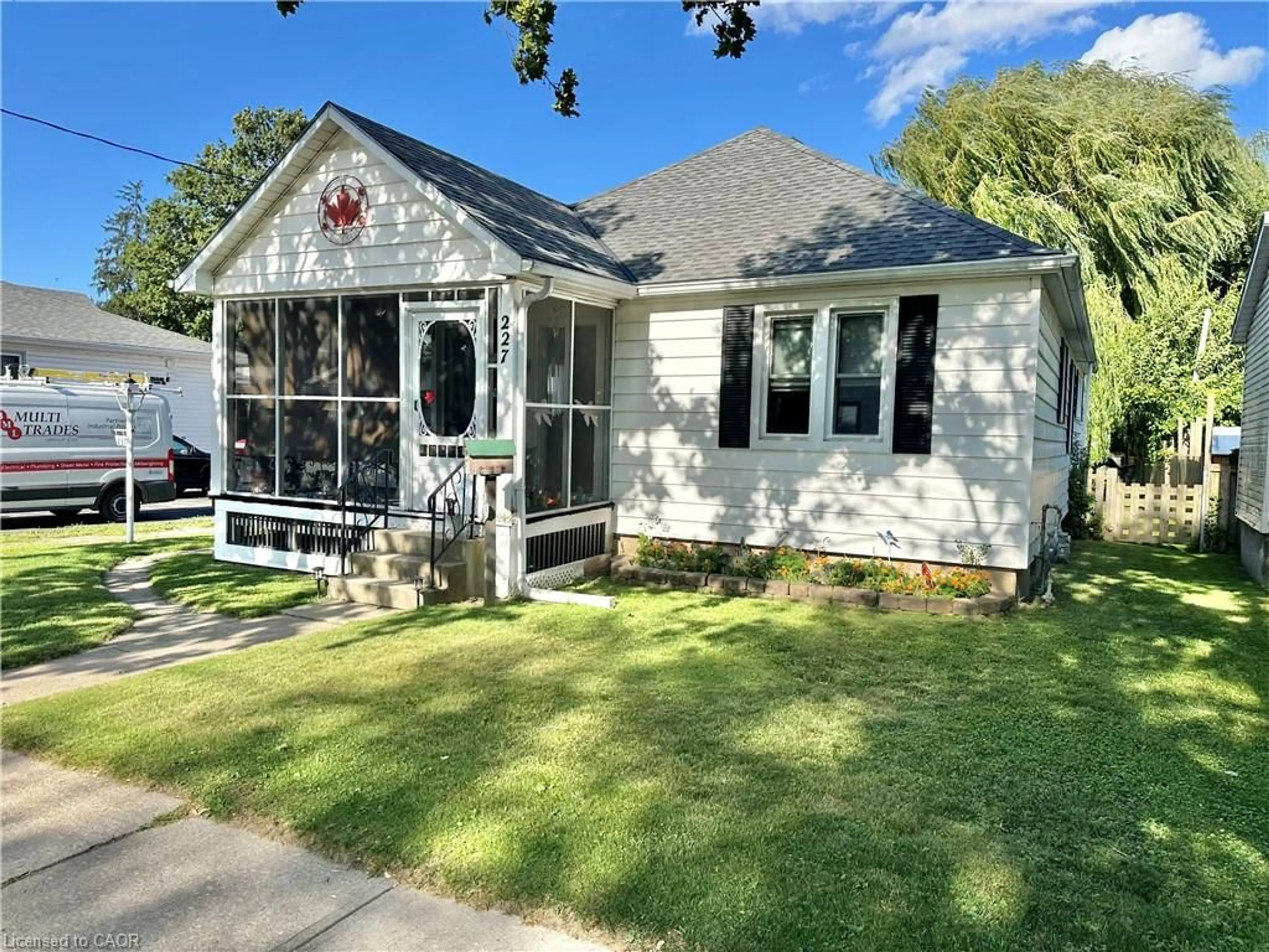 Home with vinyl exterior material, street for 227 Head St, Simcoe Ontario N3Y 3X8