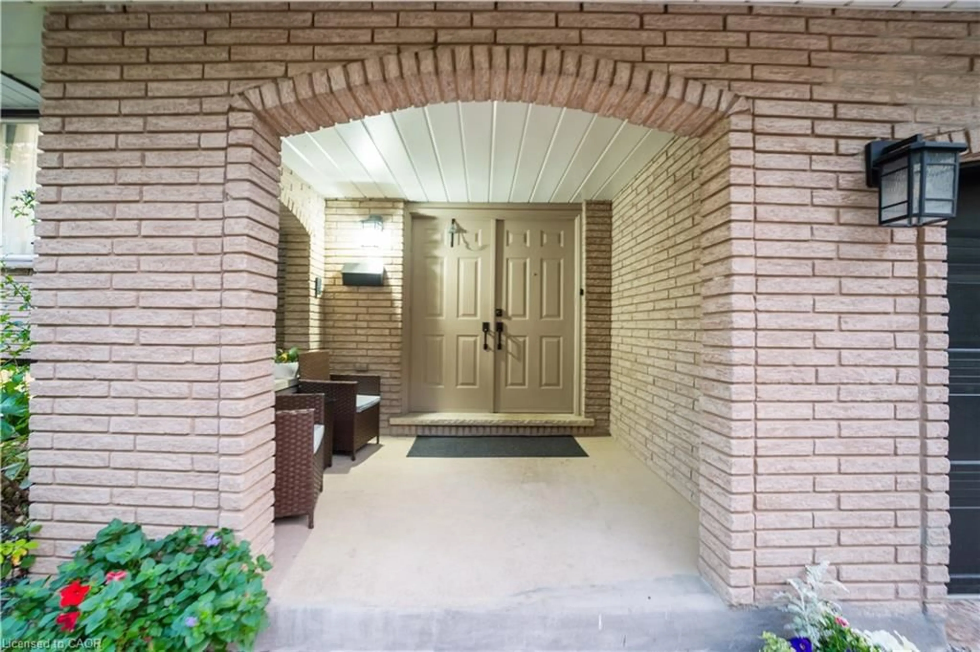 Indoor entryway for 7250 Maywood St, Niagara Falls Ontario L2E 5P5
