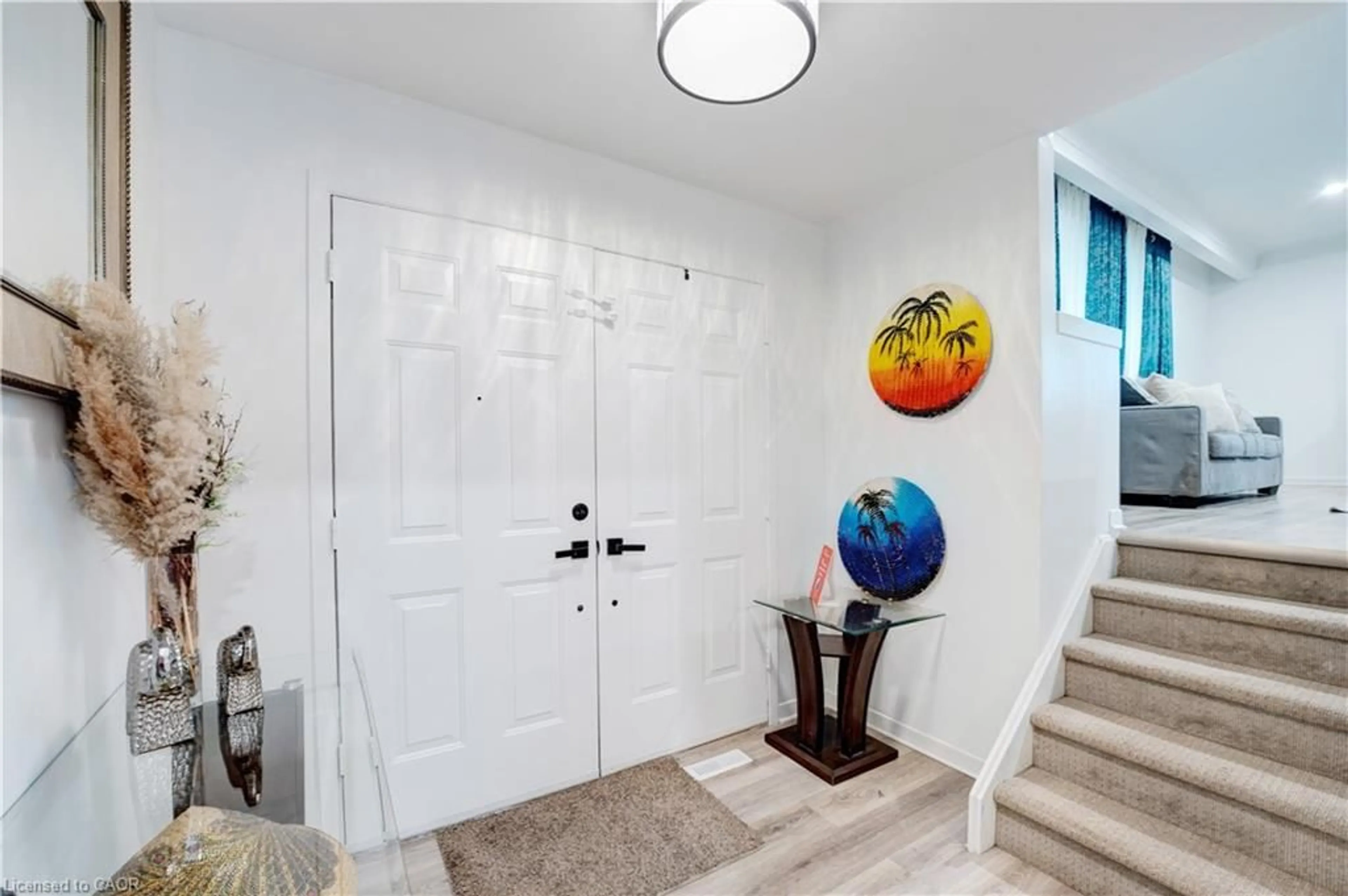 Indoor entryway for 7250 Maywood St, Niagara Falls Ontario L2E 5P5