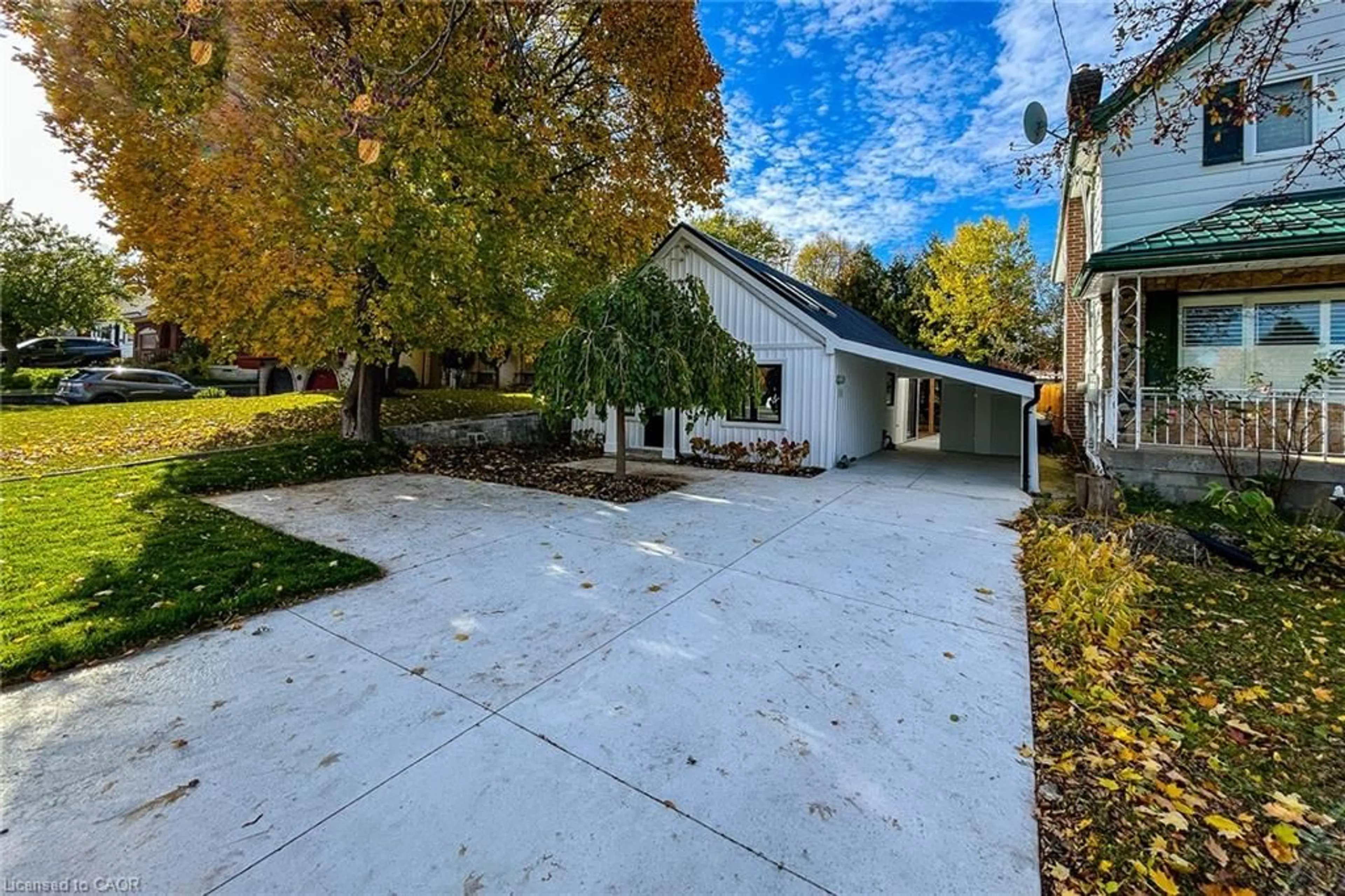 A pic from outside/outdoor area/front of a property/back of a property/a pic from drone, street for 654 West 5th St, Hamilton Ontario L9C 3R2