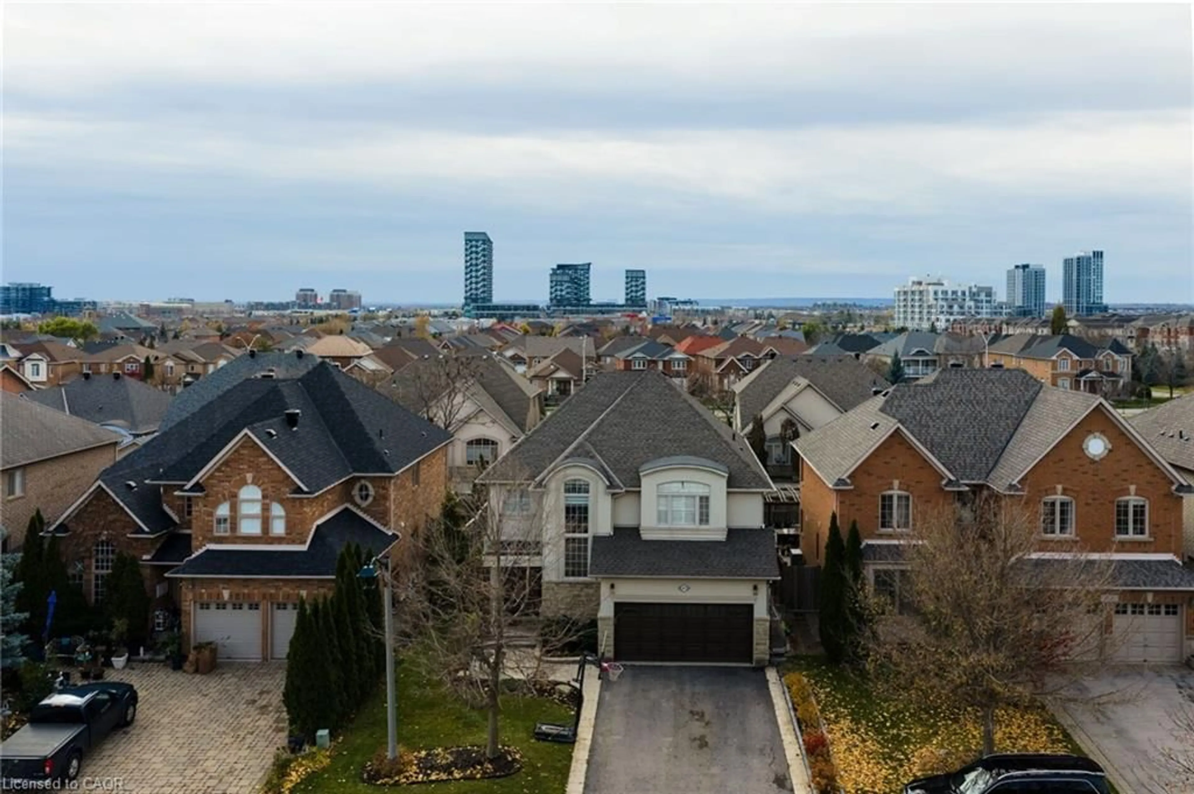 A pic from outside/outdoor area/front of a property/back of a property/a pic from drone, city buildings view from balcony for 2472 Chaplin Rd, Oakville Ontario L6H 0A4