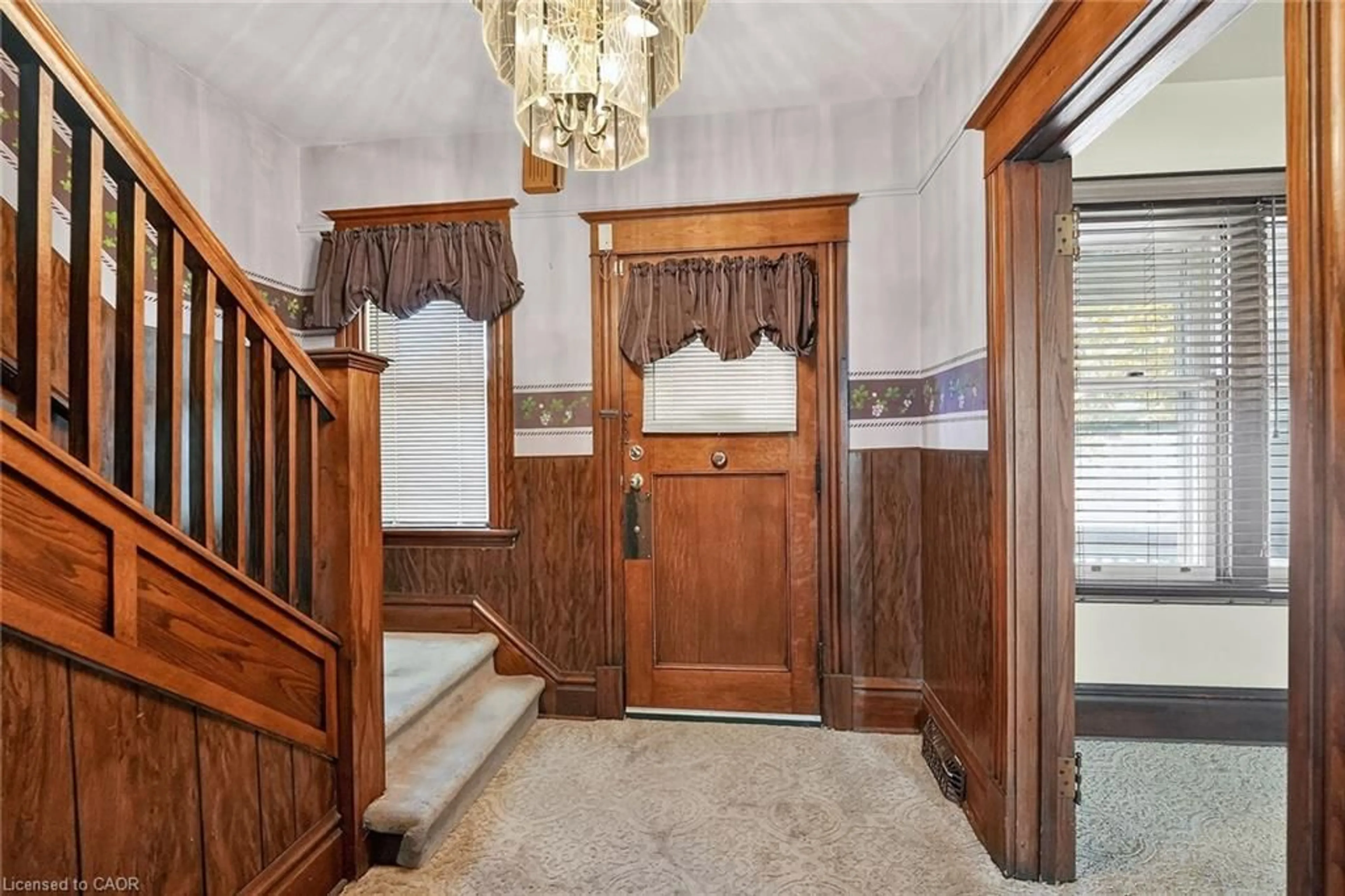 Indoor foyer for 72 London St, Hamilton Ontario L8H 4B5