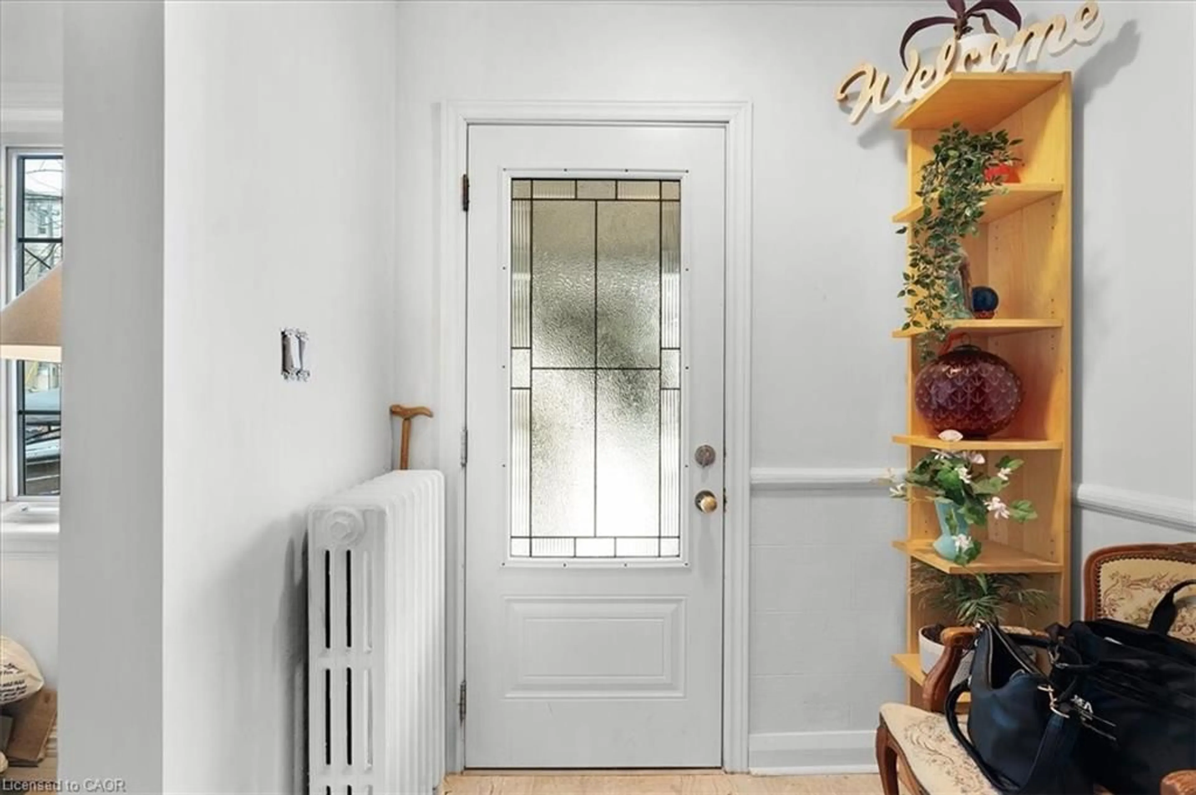 Indoor entryway for 719 Kingston Rd, Toronto Ontario M4E 1R8