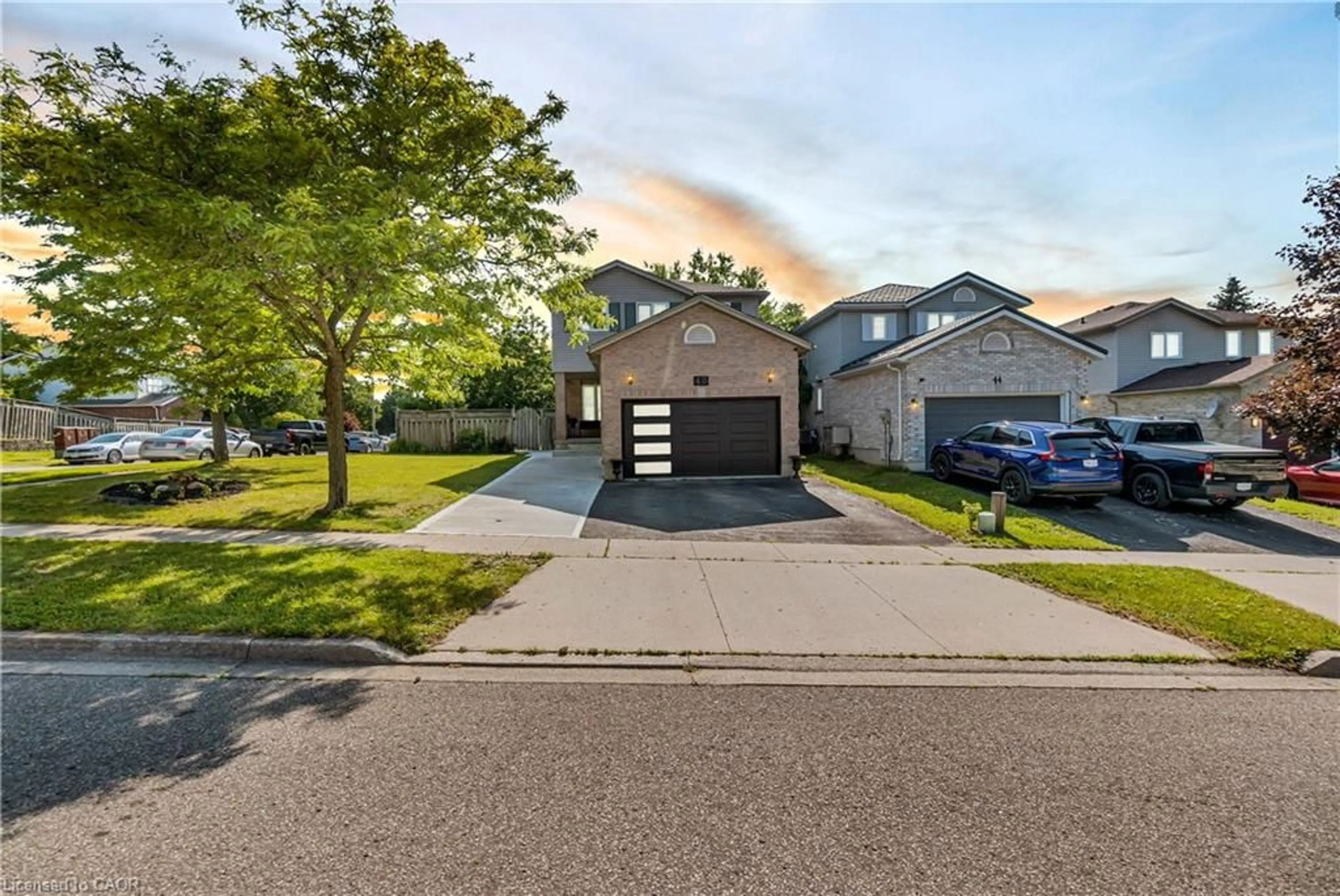 A pic from outside/outdoor area/front of a property/back of a property/a pic from drone, street for 40 Alderson Dr, Cambridge Ontario N3C 4C5
