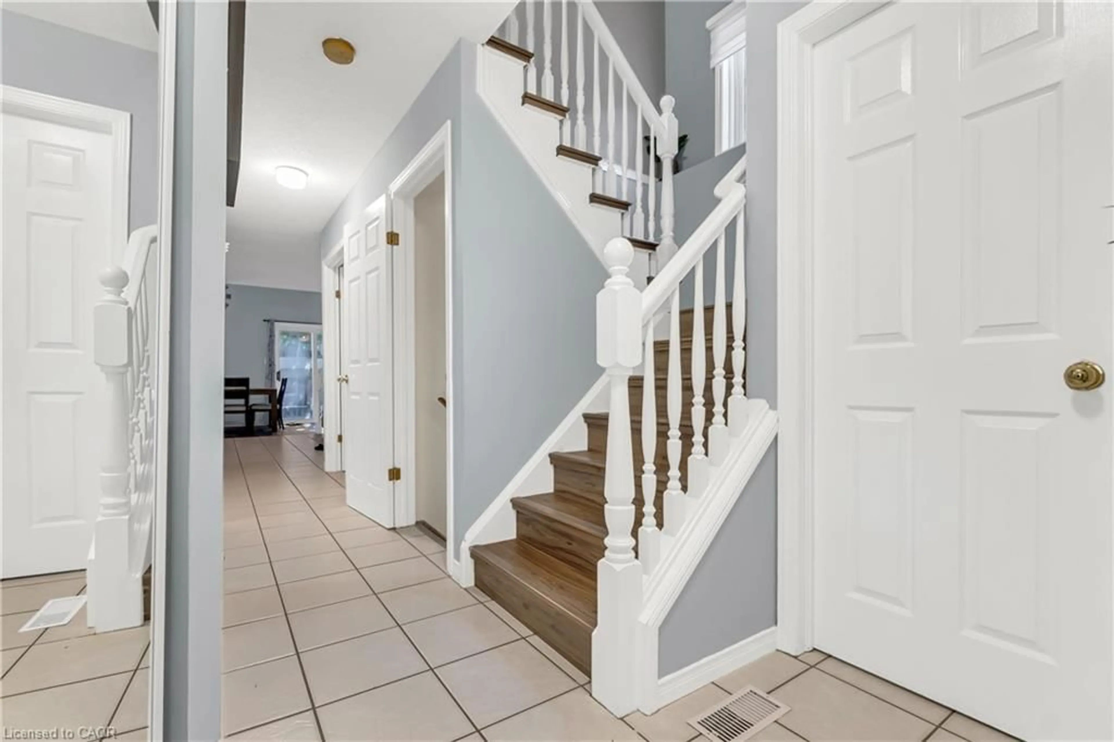 Indoor entryway for 40 Alderson Dr, Cambridge Ontario N3C 4C5