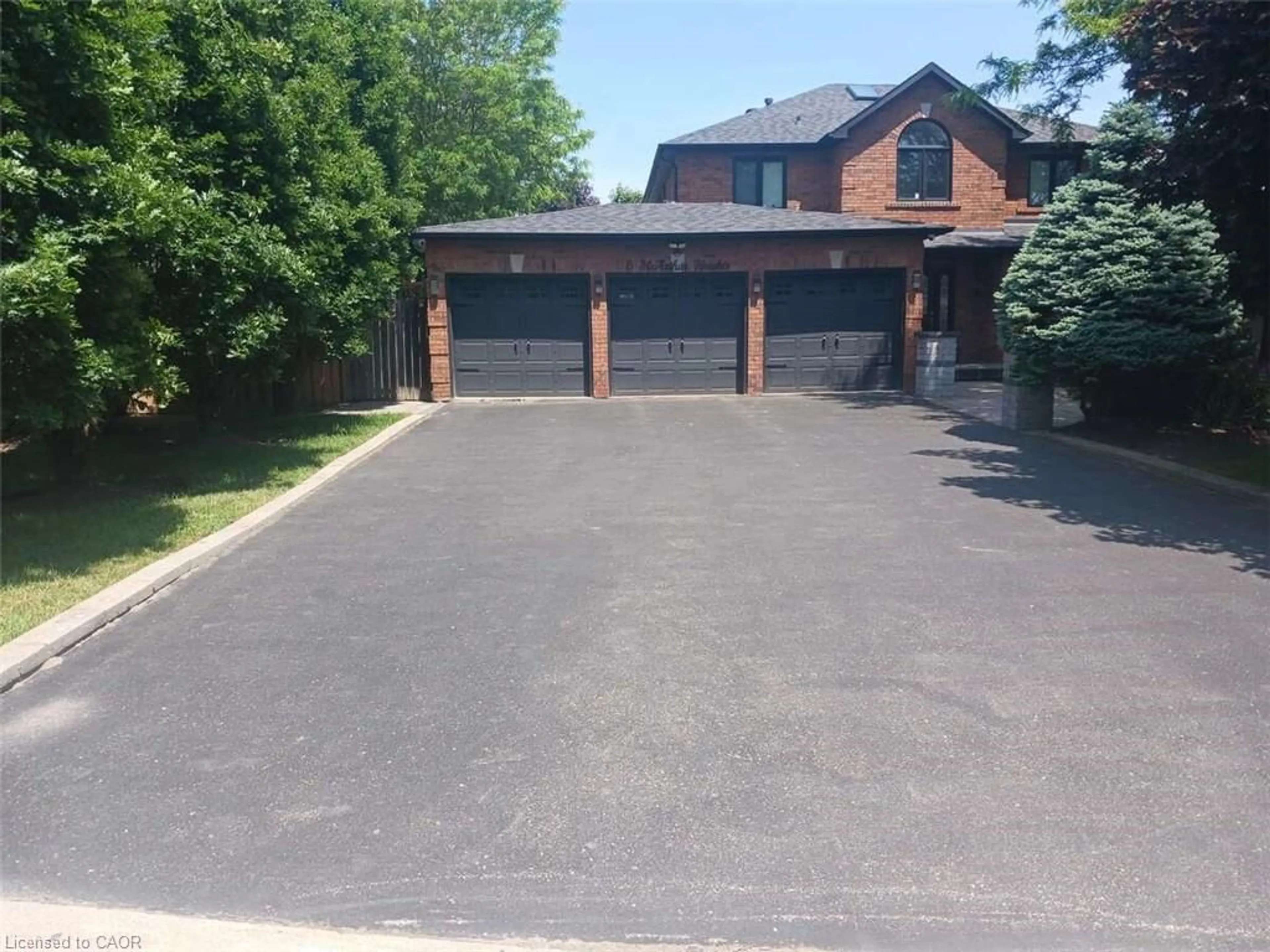A pic from outside/outdoor area/front of a property/back of a property/a pic from drone, street for 6 Mcarthur Hts, Brampton Ontario L6Z 3N3