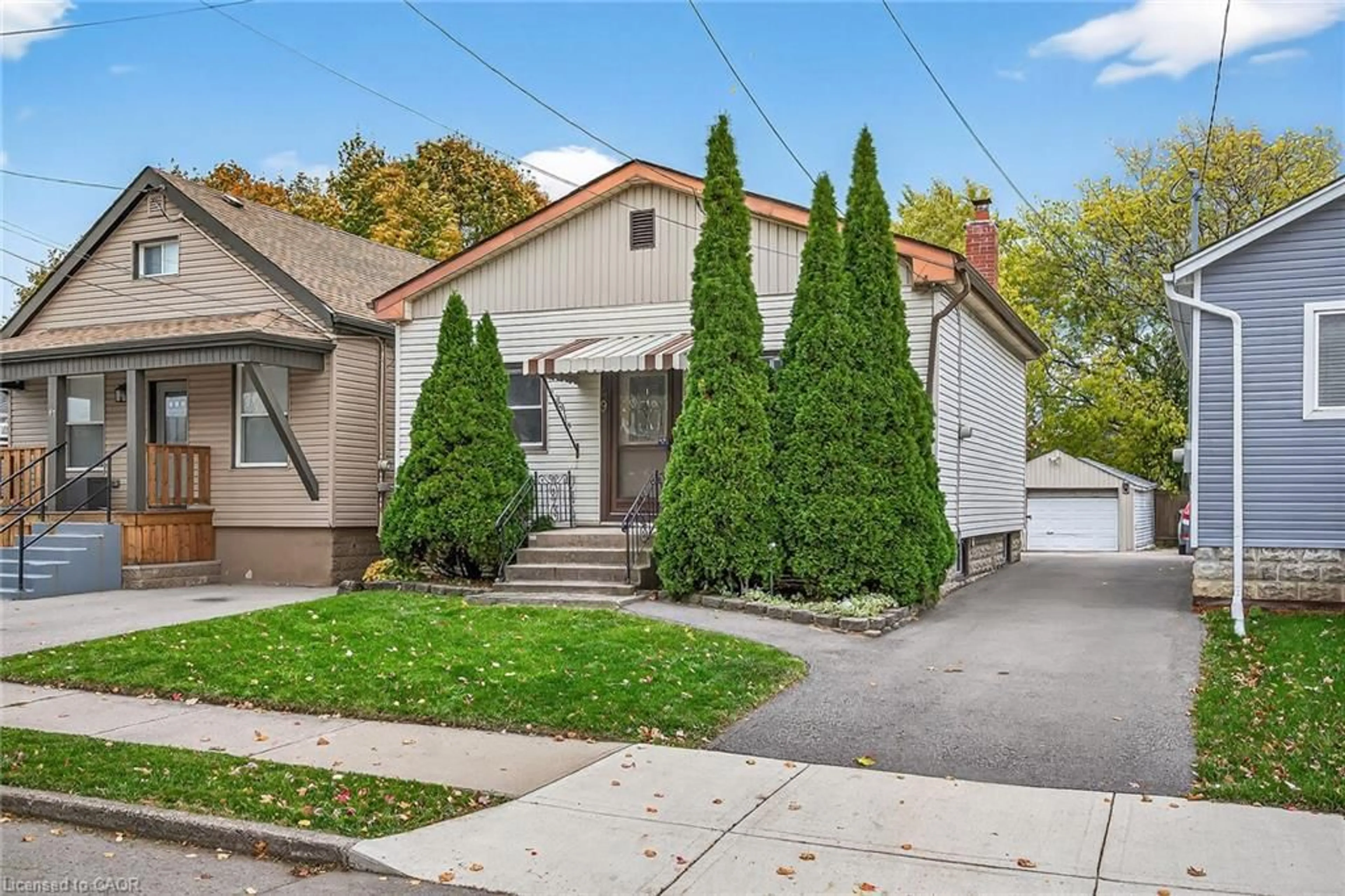 Home with vinyl exterior material, street for 49 East 33rd St, Hamilton Ontario L8V 3S9