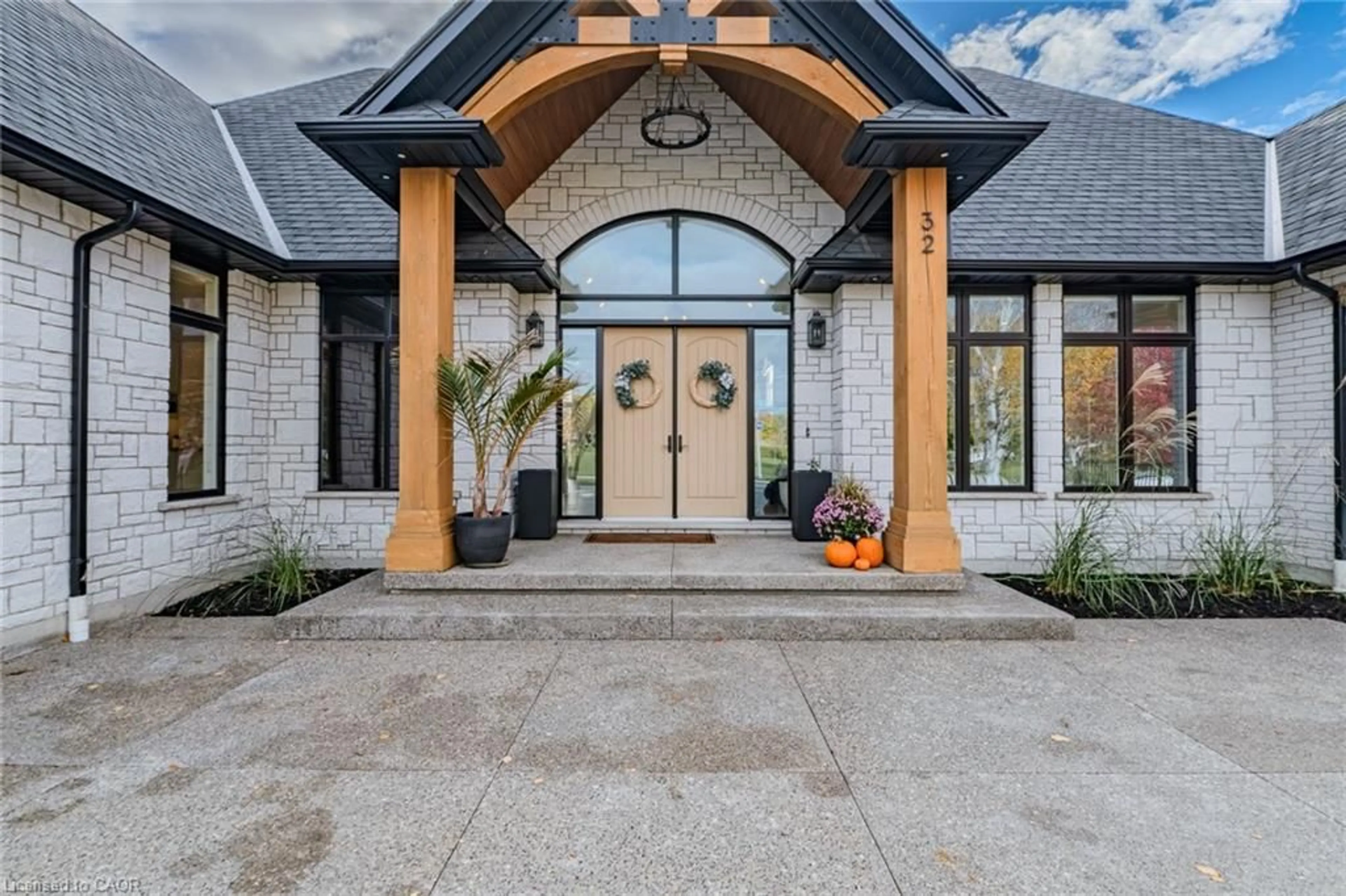 Indoor entryway for 32 Sunninghill Dr, Port Dover Ontario N0A 1N6